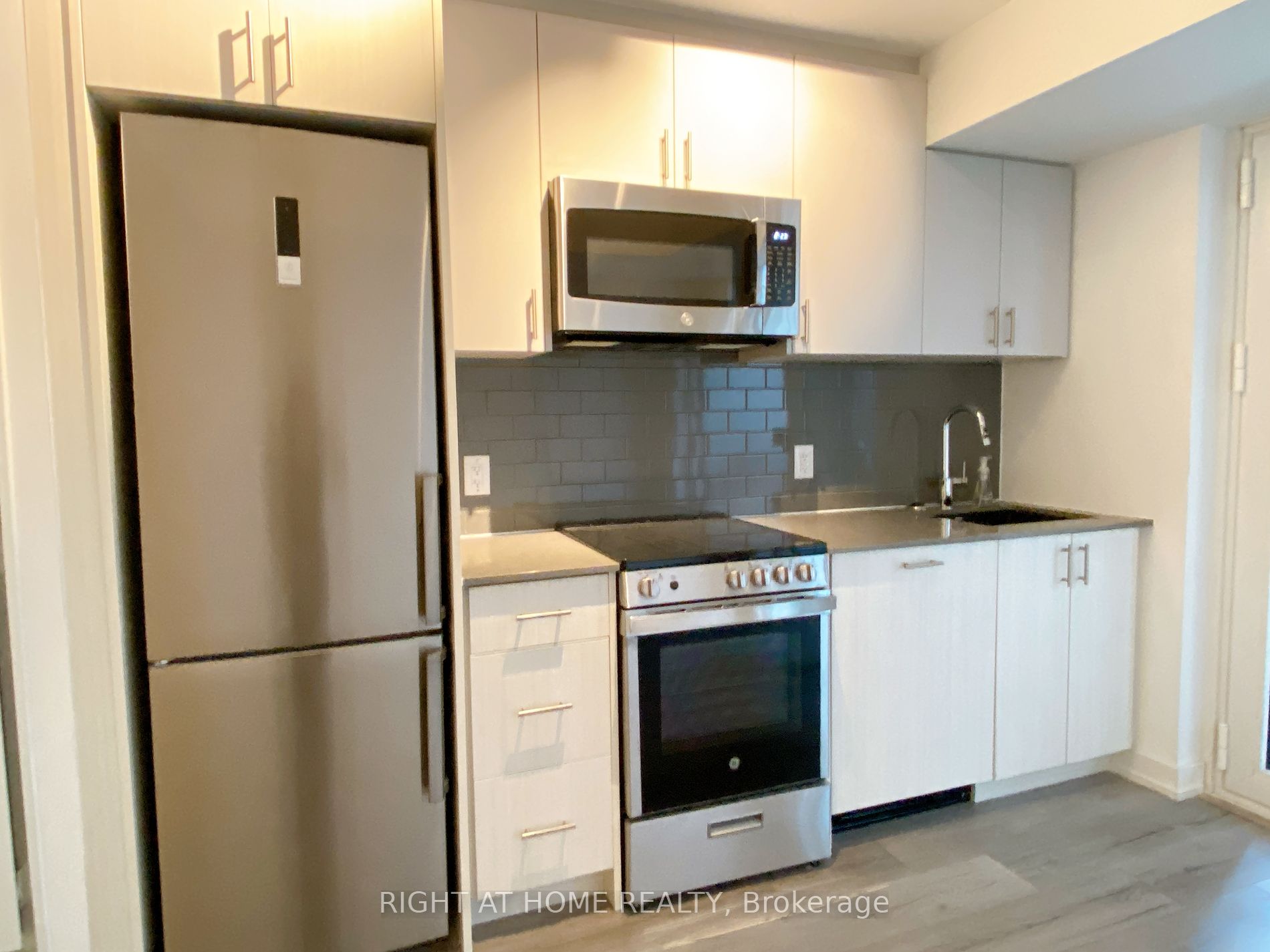 1195 The Queensway 101