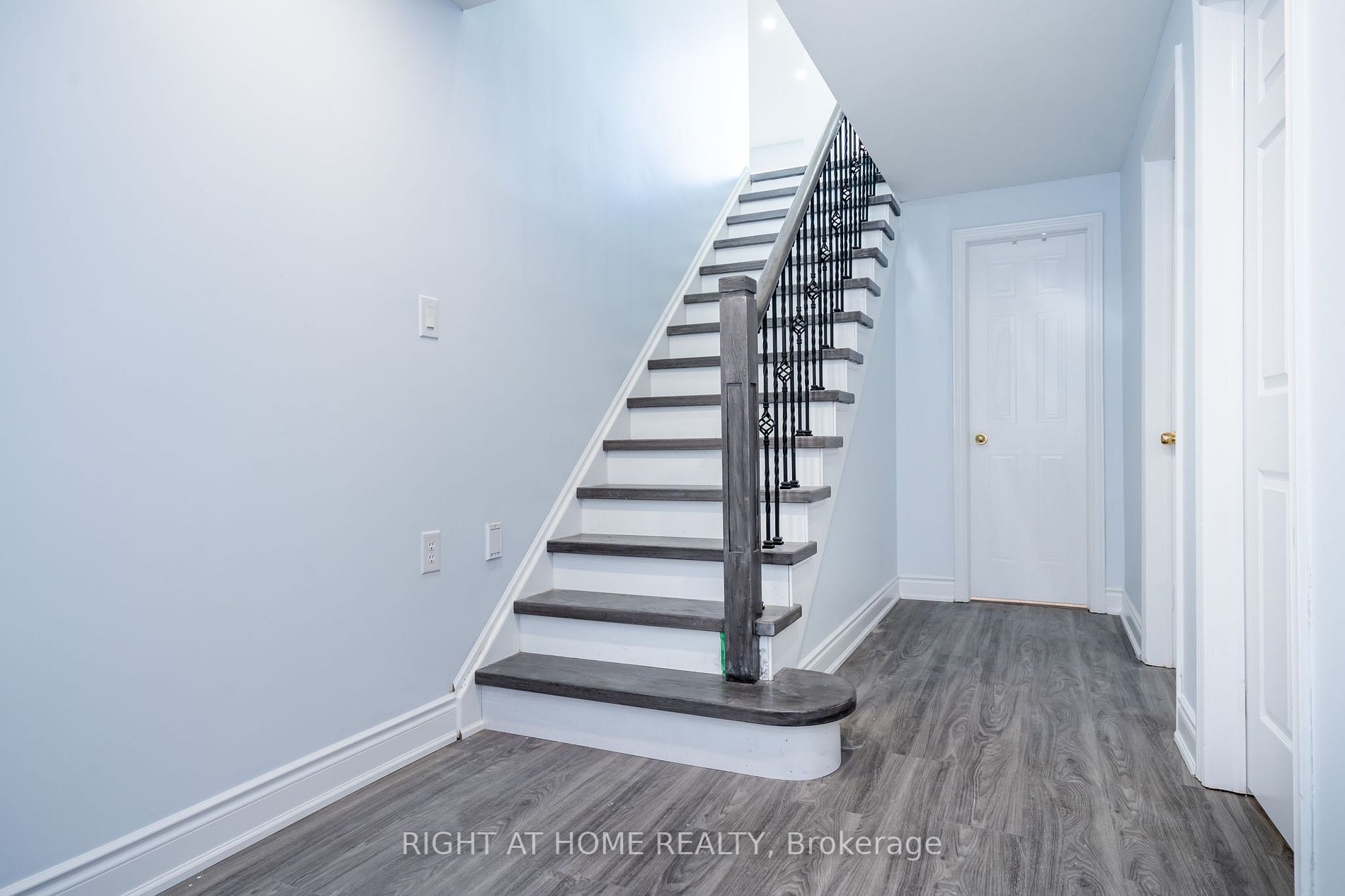 1052 Dina Cres