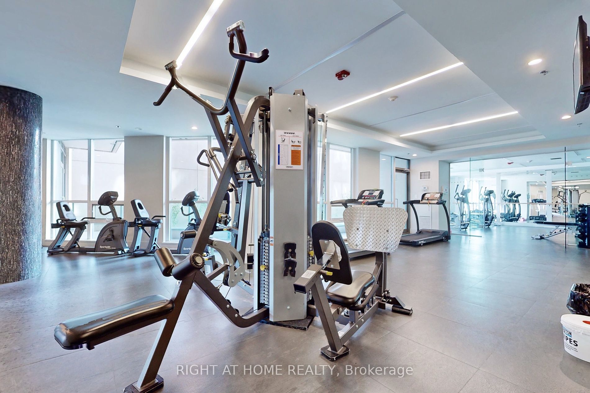377 Madison Ave 207