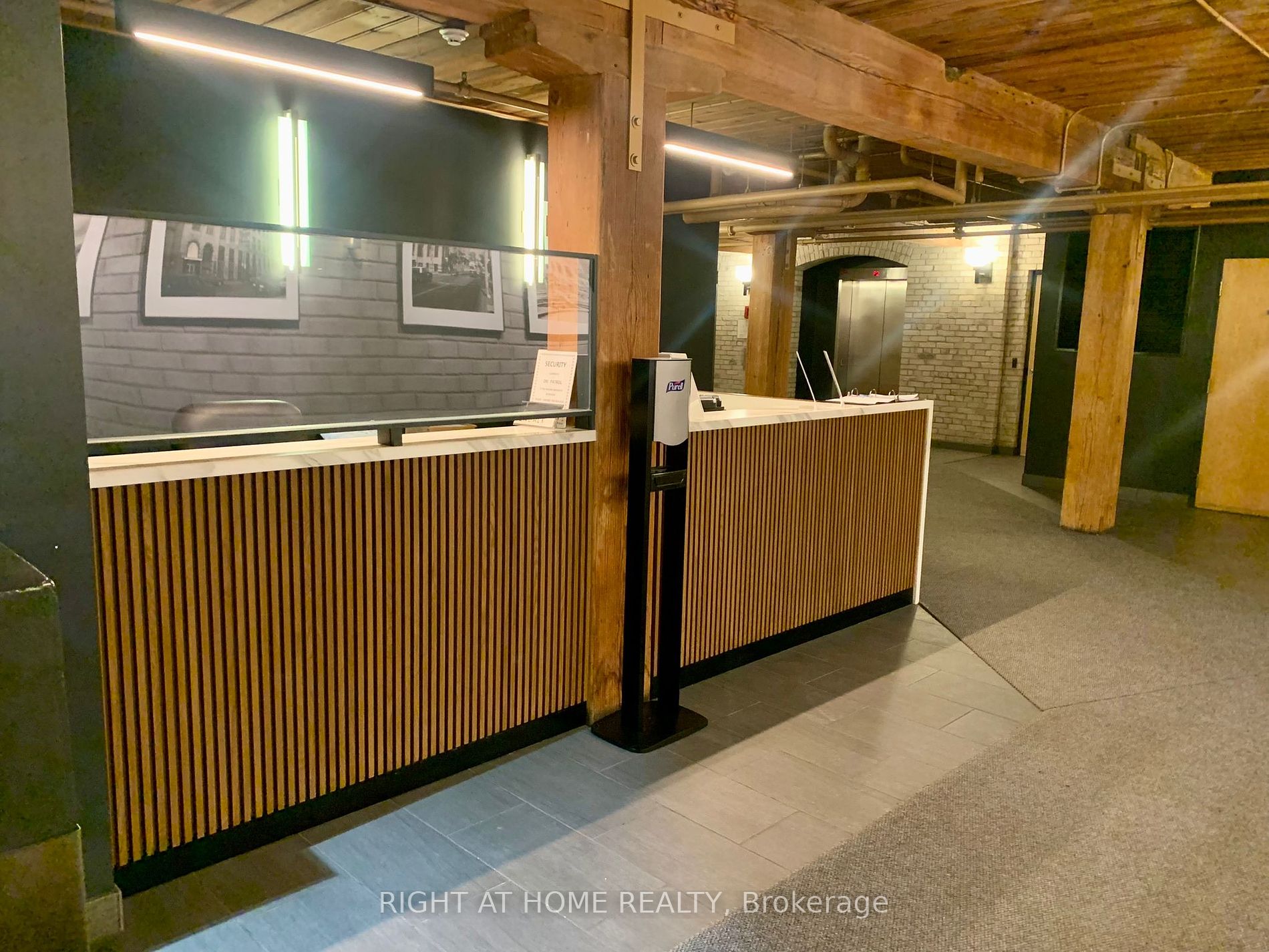 993 W Queen St 413