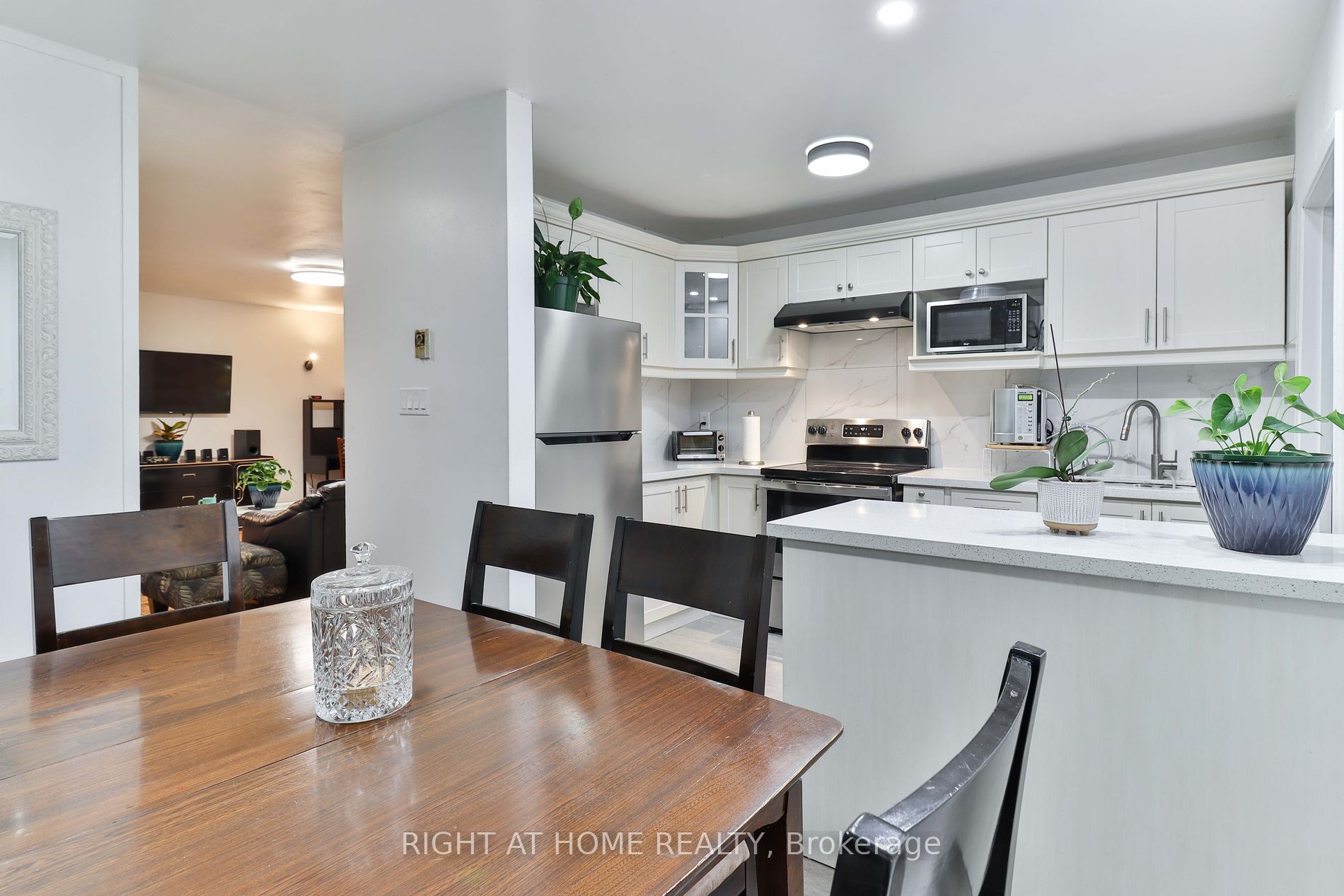 19 London Green Crt 98