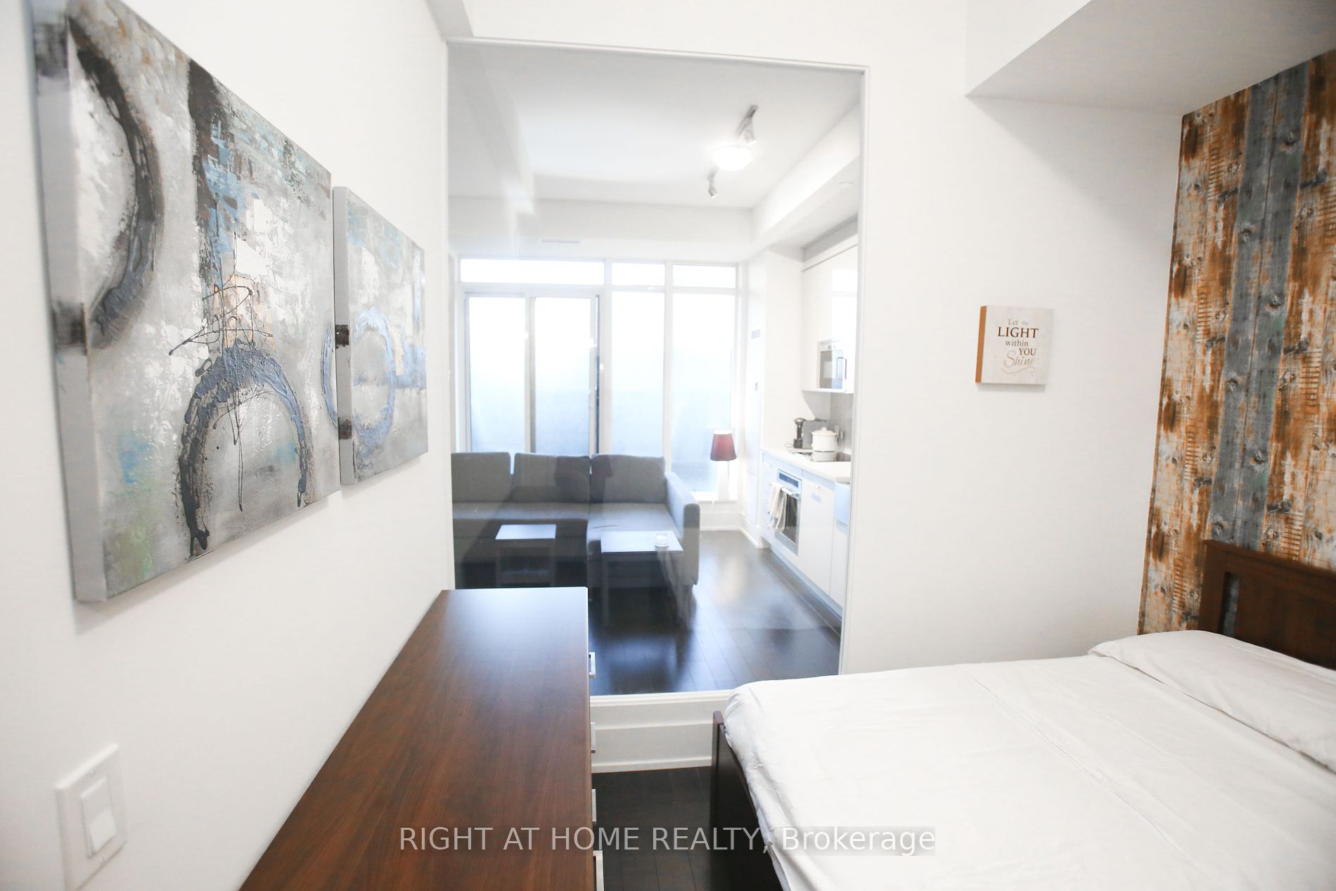 330 W Richmond St 210