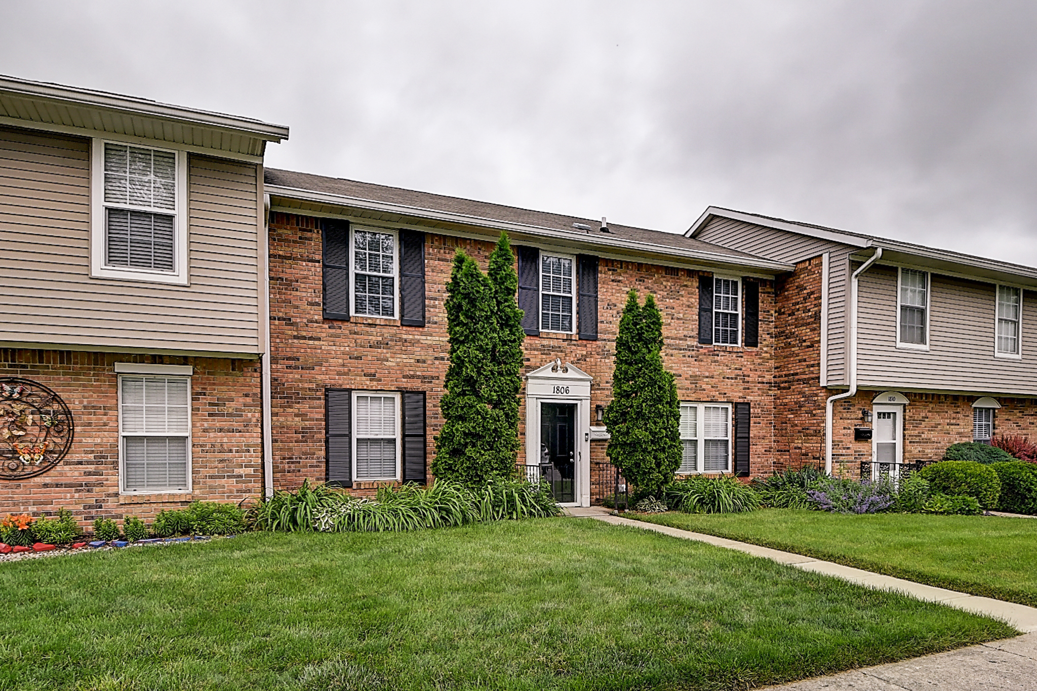 1806 Wellesley Commons