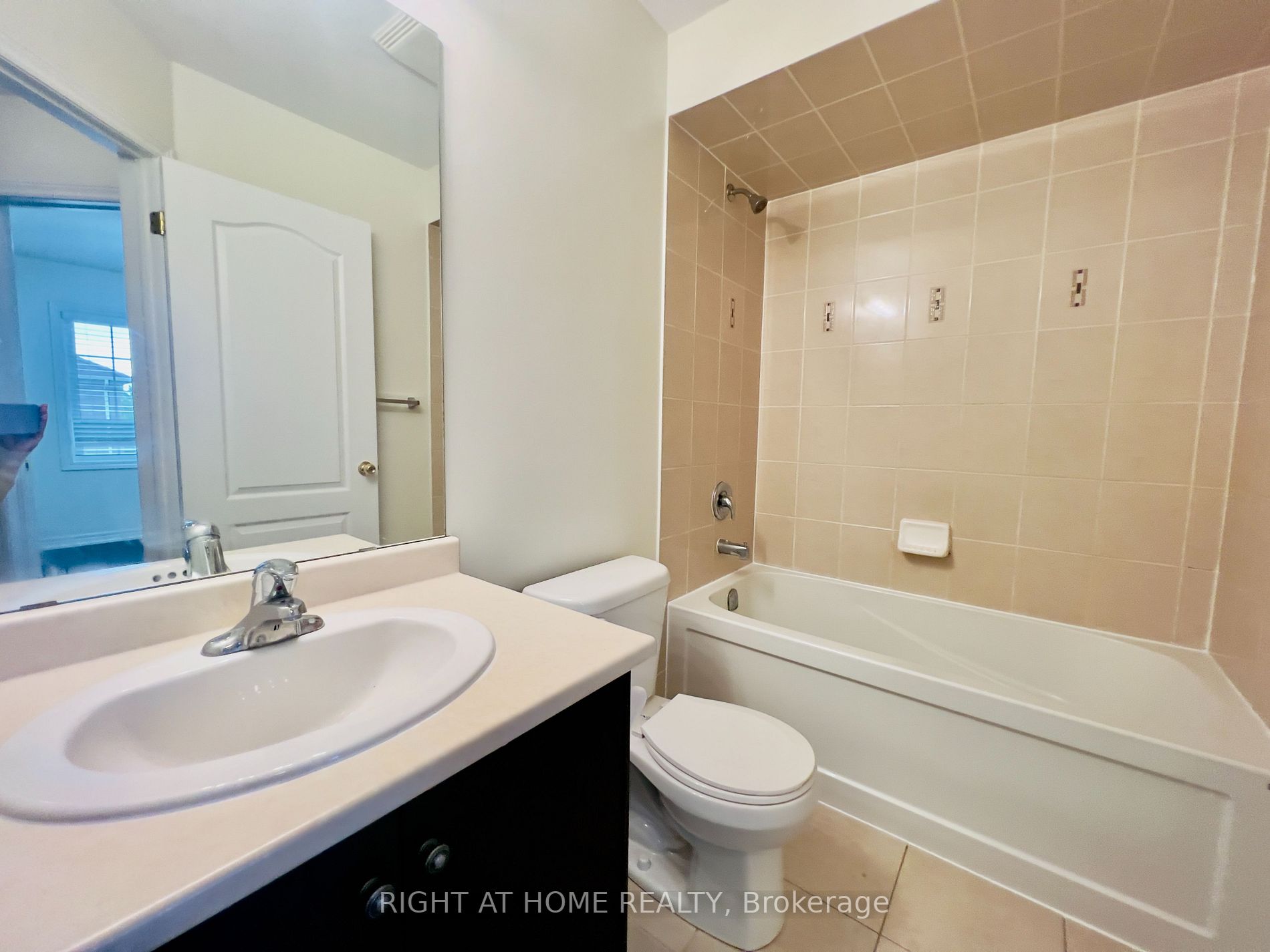 1352 E Granrock Cres
