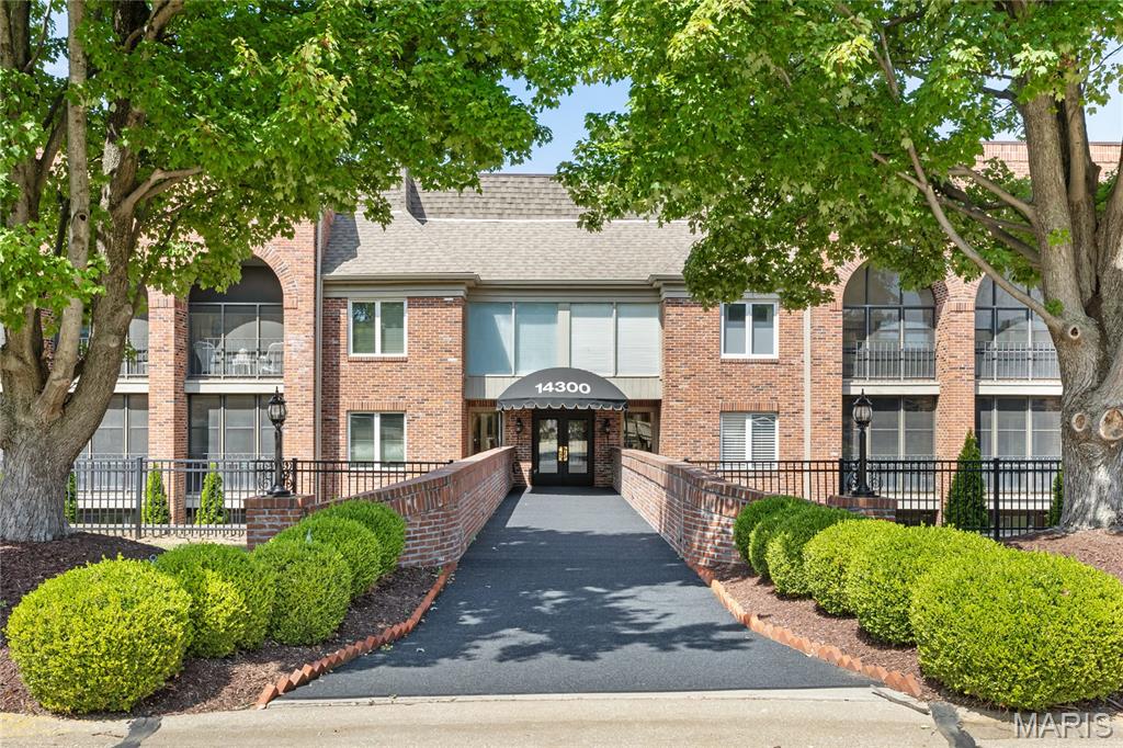 Neutral interiors, newly installed carpeting & fully remodeled kitchen & baths give this well-appointed one-level condominium a fresh appeal. Gracious entry foyer leads to formal dining room, home office and spacious living room with fireplace flanked by built-in storage cabinets. Custom-designed kitchen with white Shaker cabinetry, quartzite countertops & stainless steel appliances adjoins light-filled breakfast room and sun porch with expansive wall of windows that overlook open green space. The primary bedroom suite offers an appealing retreat with walk-in closet & luxury bath. A 2nd generous-sized bedroom, hall full bath & laundry complete the living quarters. Fully secure building with elevator, 2 storage units & 2 garage spaces. Located in a gated community with pool, tennis court & clubhouse. Convenient Chesterfield location just minutes from shopping & restaurants with easy access to Hwy 40.