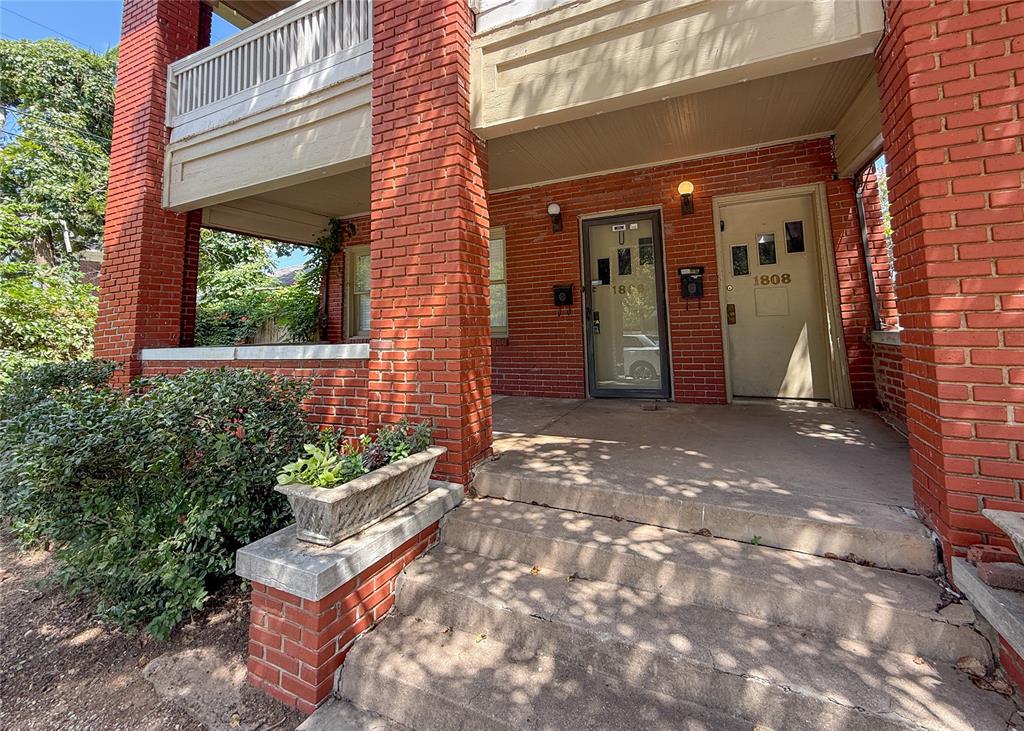 Located in the historic Heritage Hills neighborhood, this 2-bedroom, 2-bathroom home just minutes from Downtown Oklahoma City. Enjoy the convenience of being within walking distance of the NW 23rd Walker Entertainment District, featuring great restaurants, bars, coffee shops, and retail. This home is also close to major employers like the Oklahoma State Capitol Complex, OU Health Sciences Center, St. Anthony Hospital, Oklahoma City University, and Downtown Oklahoma City.

This home features beautiful wood floors, abundant natural light, and a private balcony. The spacious living and dining areas are adjacent to a kitchen with a gas cooktop, granite countertops, and ample storage. Central heat and air provide year-round comfort.

Property Features:
2 Bedrooms
2 Bathrooms
1,284 sqft