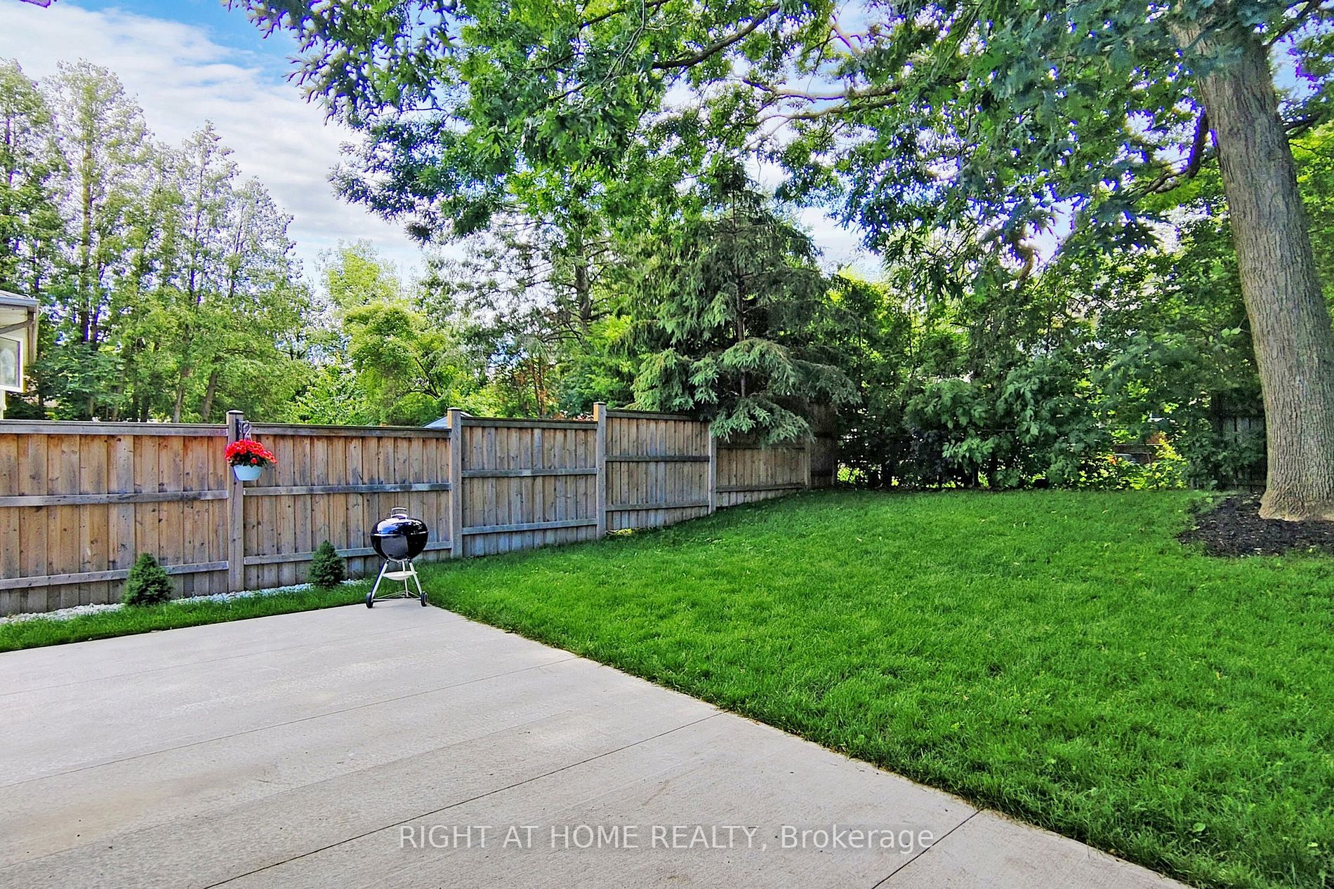 3072 Lenester Dr