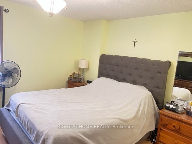 80 Strathaven Dr 25