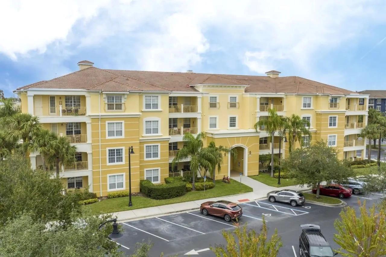 GREAT OPPORTUNITY - Luxurious, fully furnished apartment next to the NEW Universal Epic Theme Park. 3 bedrooms and 2 bathrooms are fully furnished and extremely well-maintained, offering all the amenities and conveniences needed to make this property a perfect investment, primary, or secondary residence. Ready to move in or take a vacation, this property offers a fantastic opportunity for owners and investors, as this condominium is one of the few that allows short-term rentals in the area.
This unit features a spacious, open floor plan with a modern kitchen, including stainless steel appliances, granite countertops, and quality cabinets with plenty of storage space. The bedrooms feature laminate flooring, creating a cleaner, more airy feel. The owner converted the living room into a flex room, which can be used as a game room or guest accommodations.
Vista Cay is located next to the Orlando Convention Center and not across from the new Universal Studios Park, just a few miles from SeaWorld and Universal Studios. It offers heated resort-style pools, splash water parks, a fitness center, a clubhouse, a game room, a basketball court, a lakeside walking trail, a playground, and much more. Condo maintenance include exterior maintenance of the buildings, roofs, painting, elevators, and all common areas, cable TV, internet, water, sewage, and trash collection for owners. With this location, the quality of the apartment, and the amenities offered, it's certainly an excellent choice.