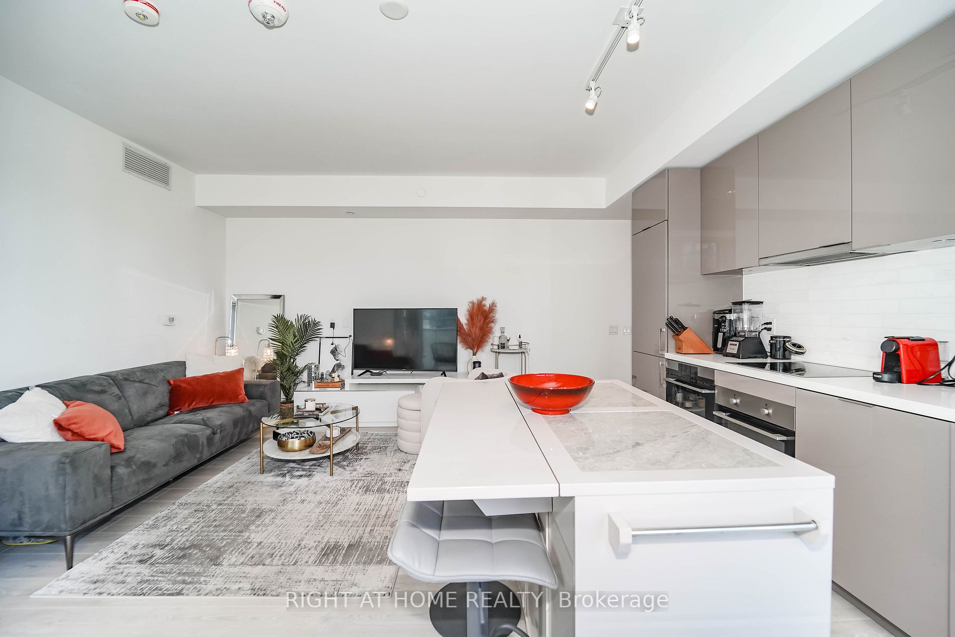 15 E Queens Quay 707