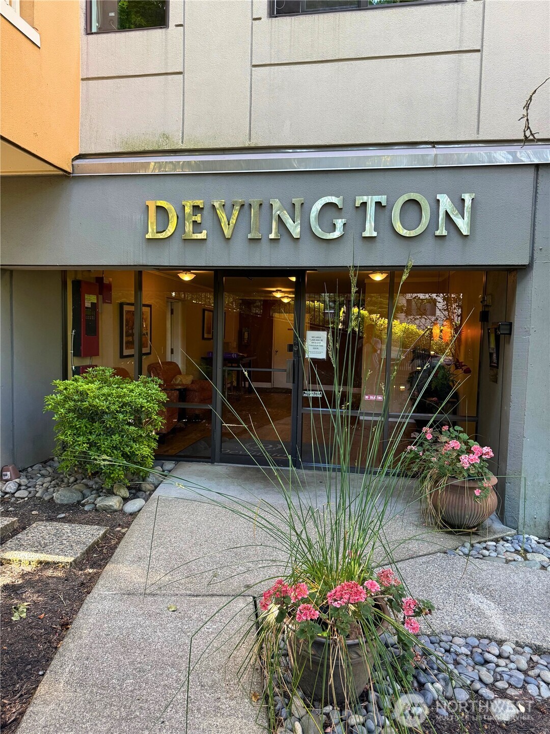 Enjoy Mercer Island urban life! This spacious top floor, 2 bed/2bath condo is centrally located in the Devington with easy access to restaurants, parks, shops & I-90. Soaring vaulted ceilings, oversized atrium windows, and a spacious open-concept layout ideal for modern living. Huge master bedroom w/walk-in closet & master bath. Full size washer/dryer, secured parking and storage. Mercer Island Schools. Water, sewer, garbage included in the HOA. Don’t miss this rare opportunity!