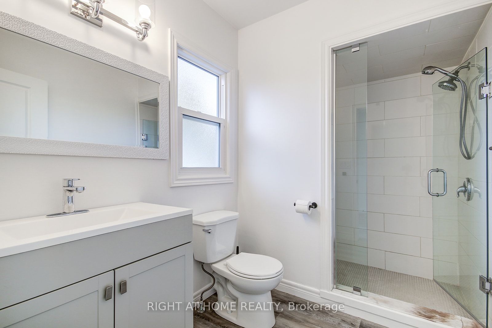 631 E Queensdale Ave Upper
