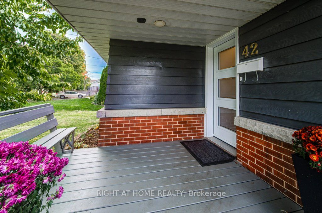 42 Collegiate Ave