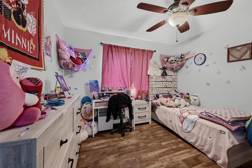 1933 Lakeview Circle