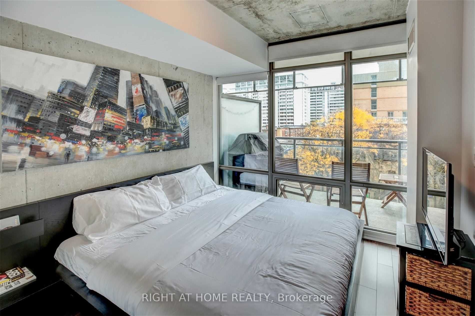 22 E Wellesley St 502