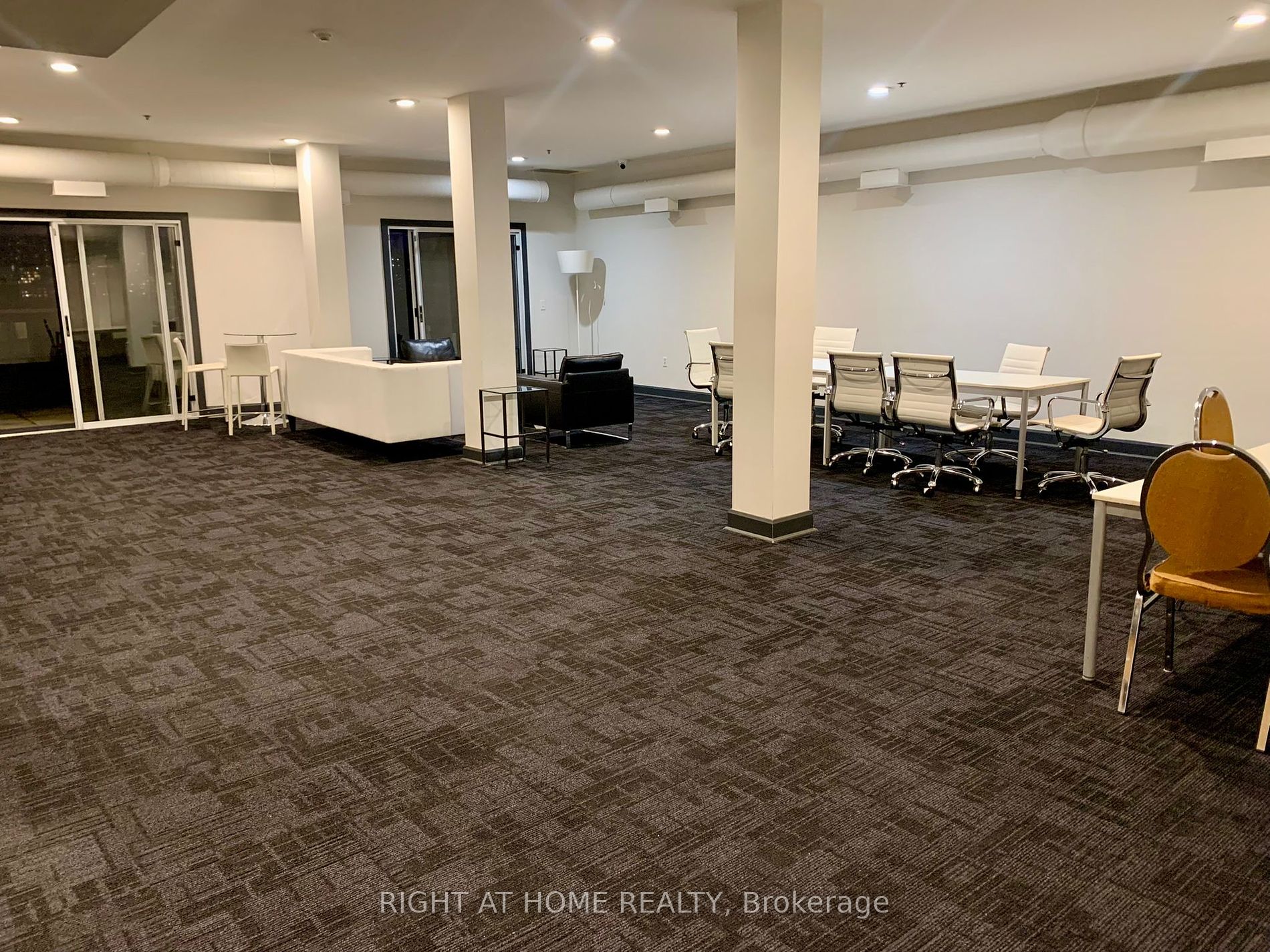 993 W Queen St 413