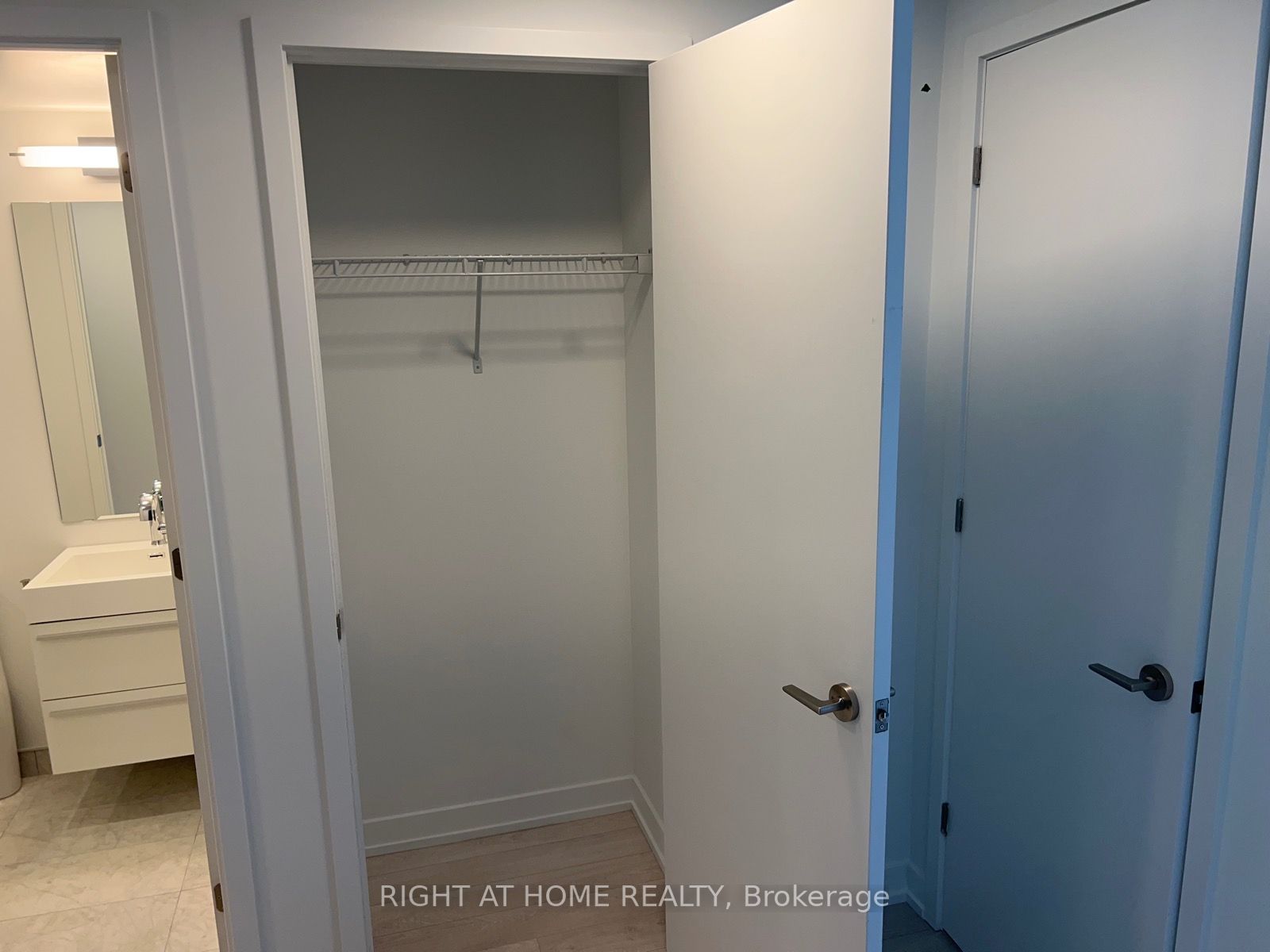 39 Roehampton Ave 1610