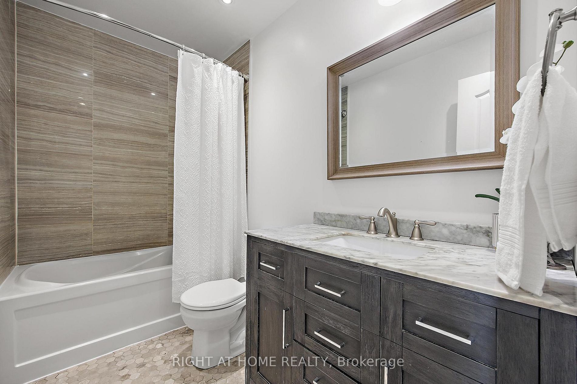 1020 Central Park Dr 82