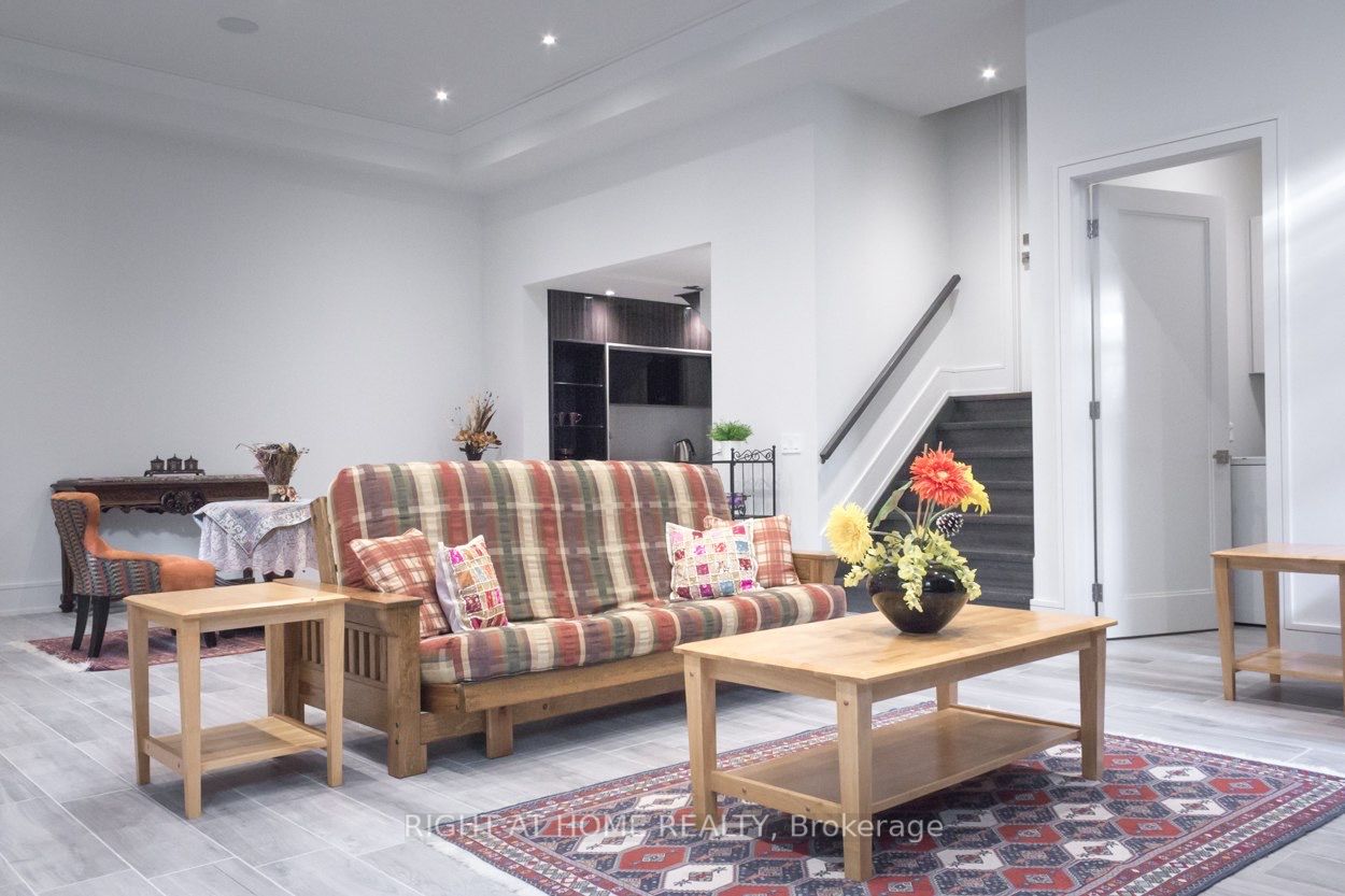 214 Patrica Ave Lower