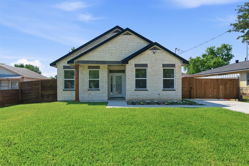 Well-located Dallas home with strong accessibility and convenience! Just minutes from the University of North Texas and with easy access to major highways, this property offers a quick commute to Downtown Dallas and surrounding areas. Featuring a functional layout with great potential for personalization or investment. Close to shopping, dining, schools, and everyday essentials. Ideal for first-time buyers or investors looking for a centrally located opportunity.