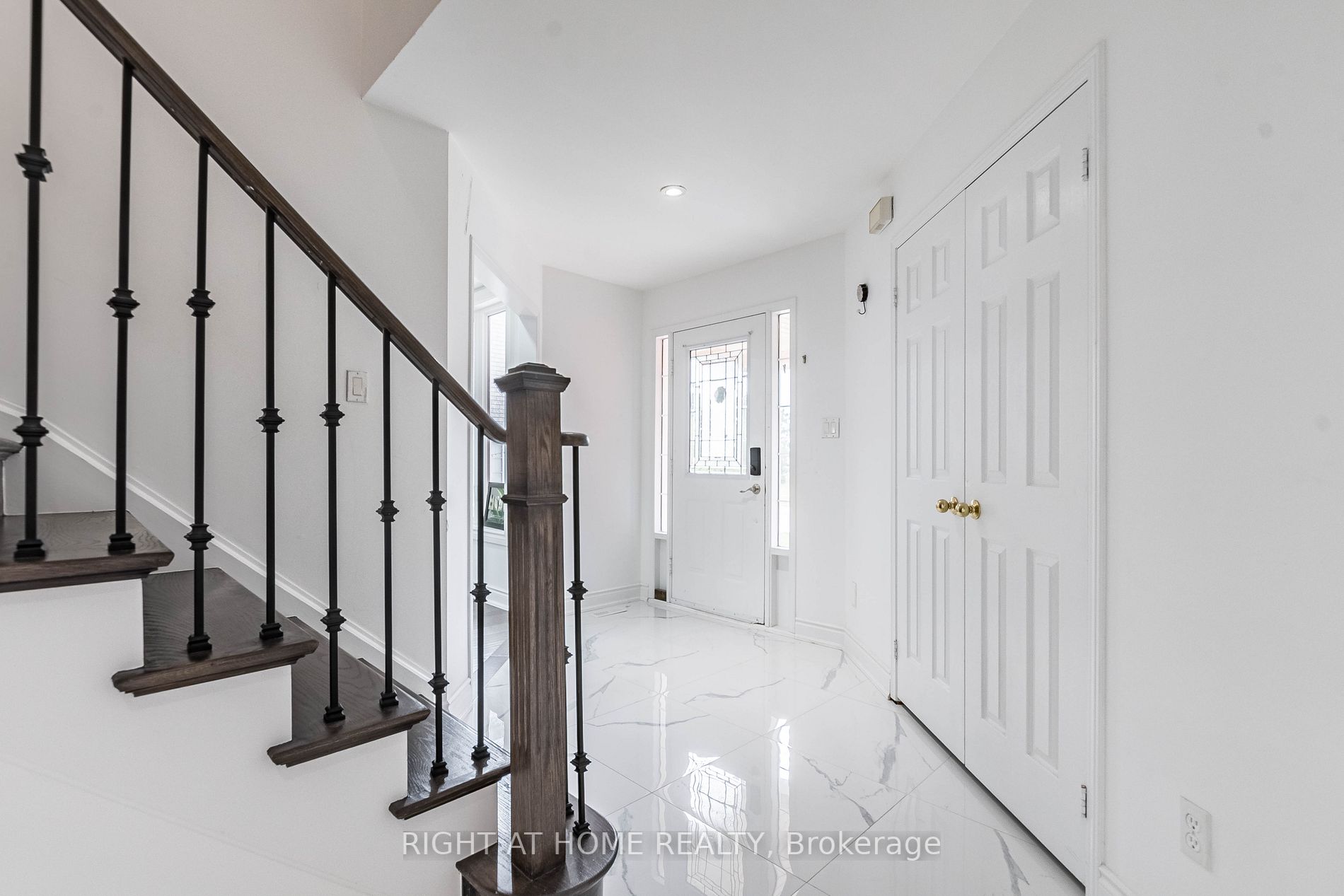 5579 Whitehorn Ave Upper