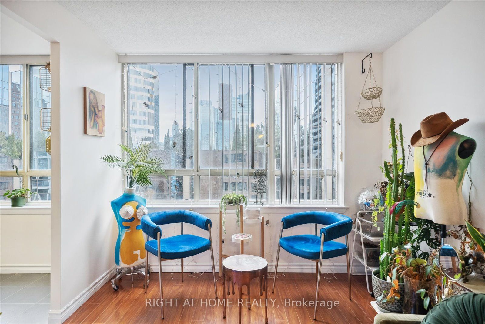 633 Bay St 1407