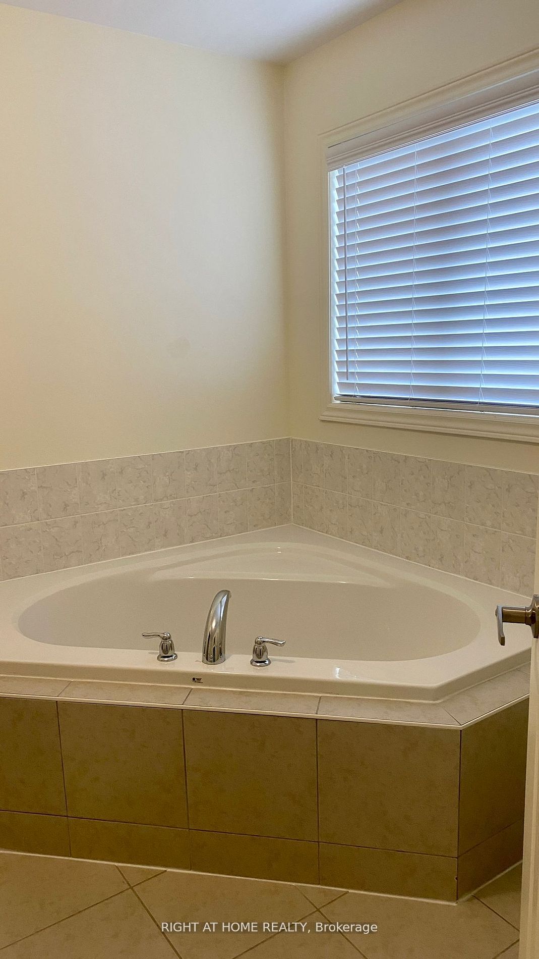 467 N Downes Jackson Hts