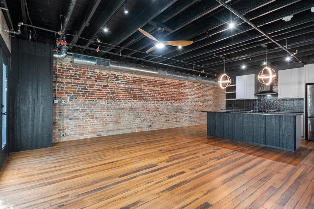 330 W Lamar Street 202