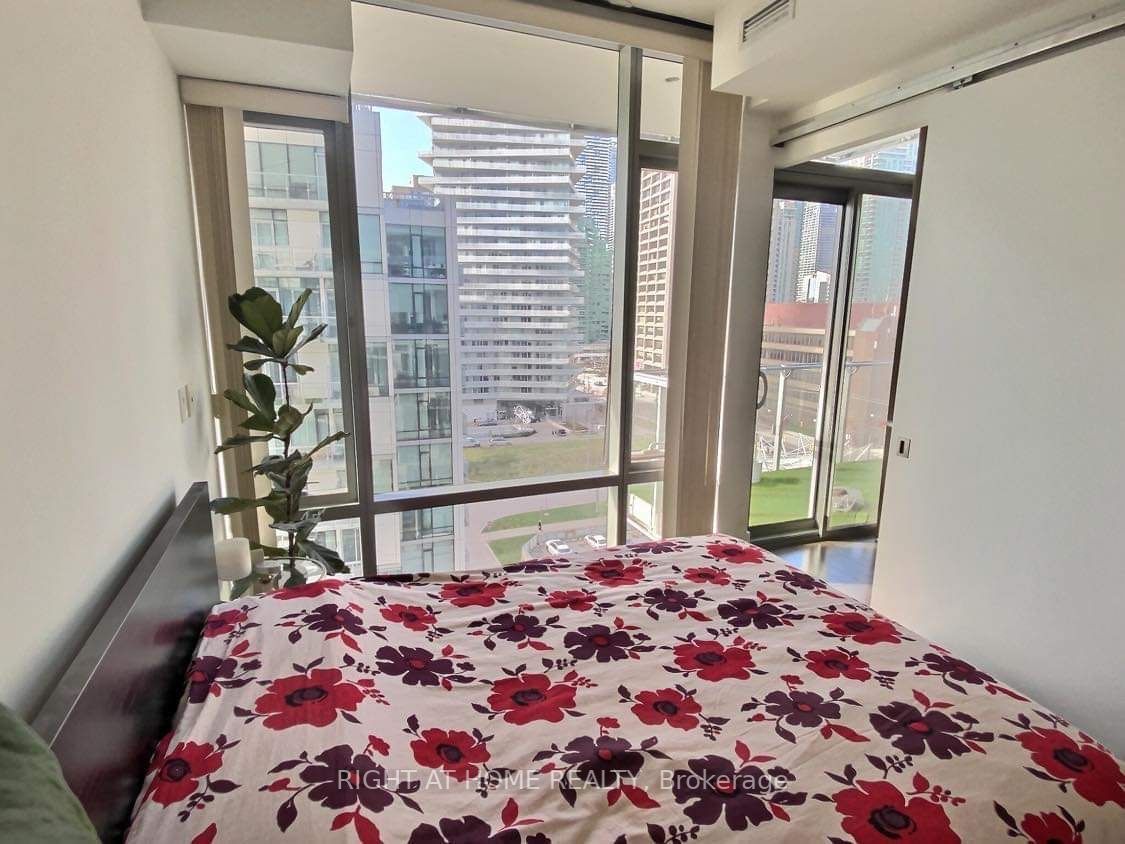 39 E Queens Quay 932