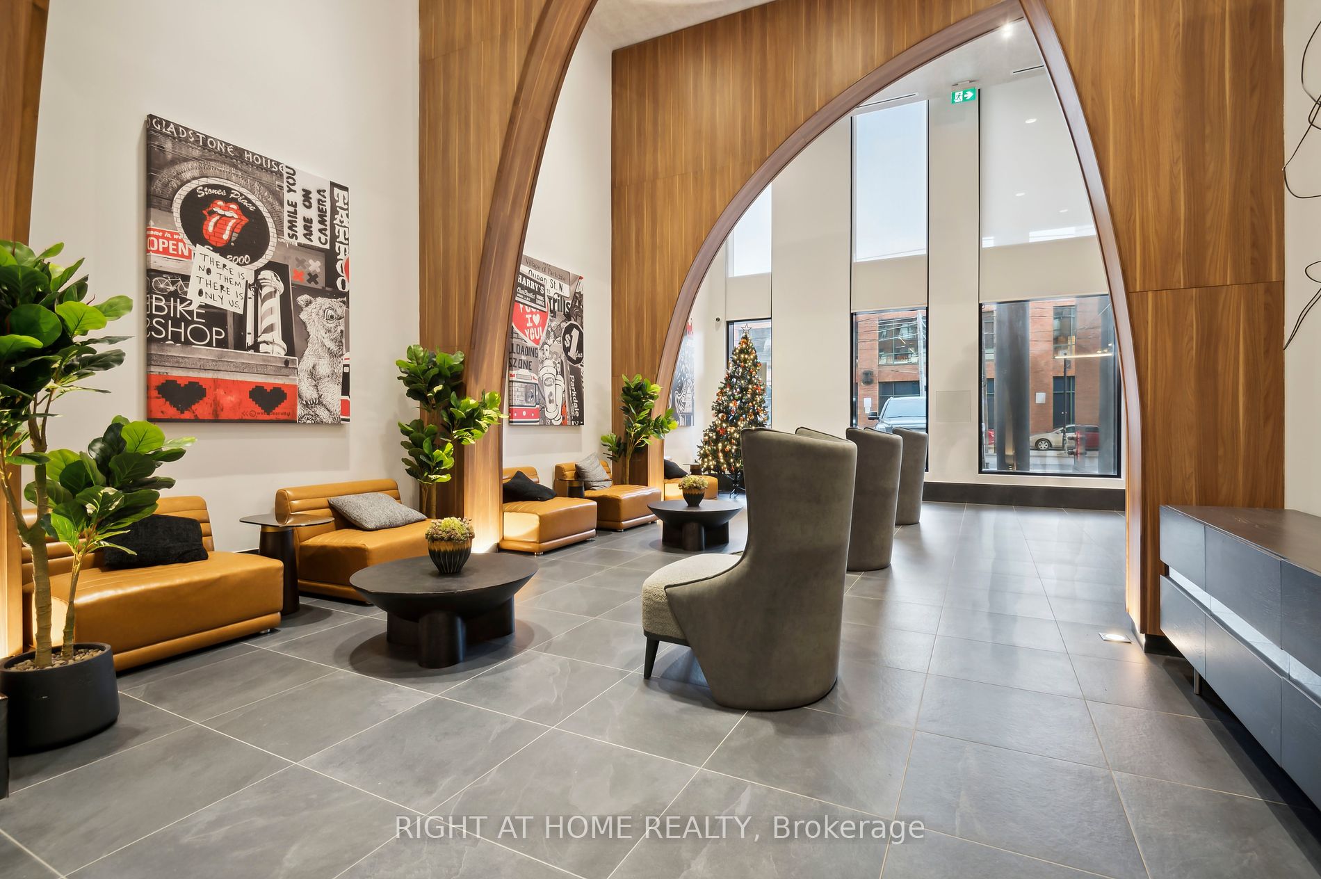 270 Dufferin St LPH17