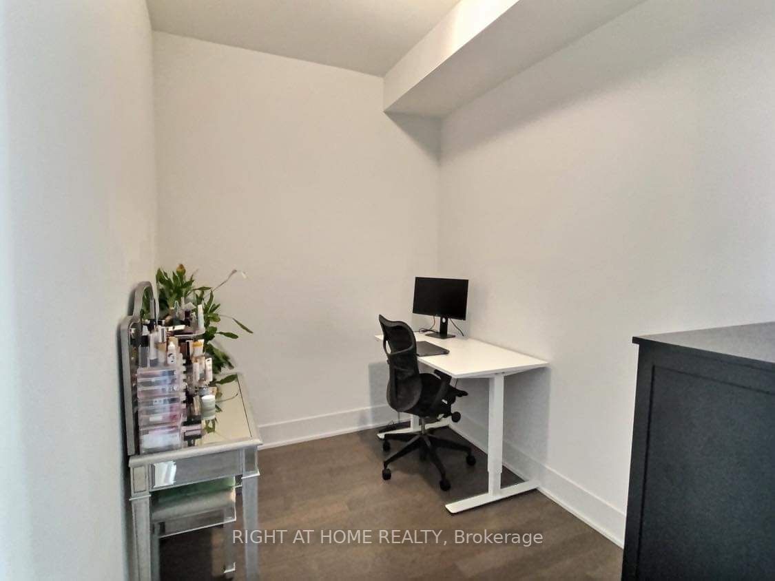 39 E Queens Quay 932