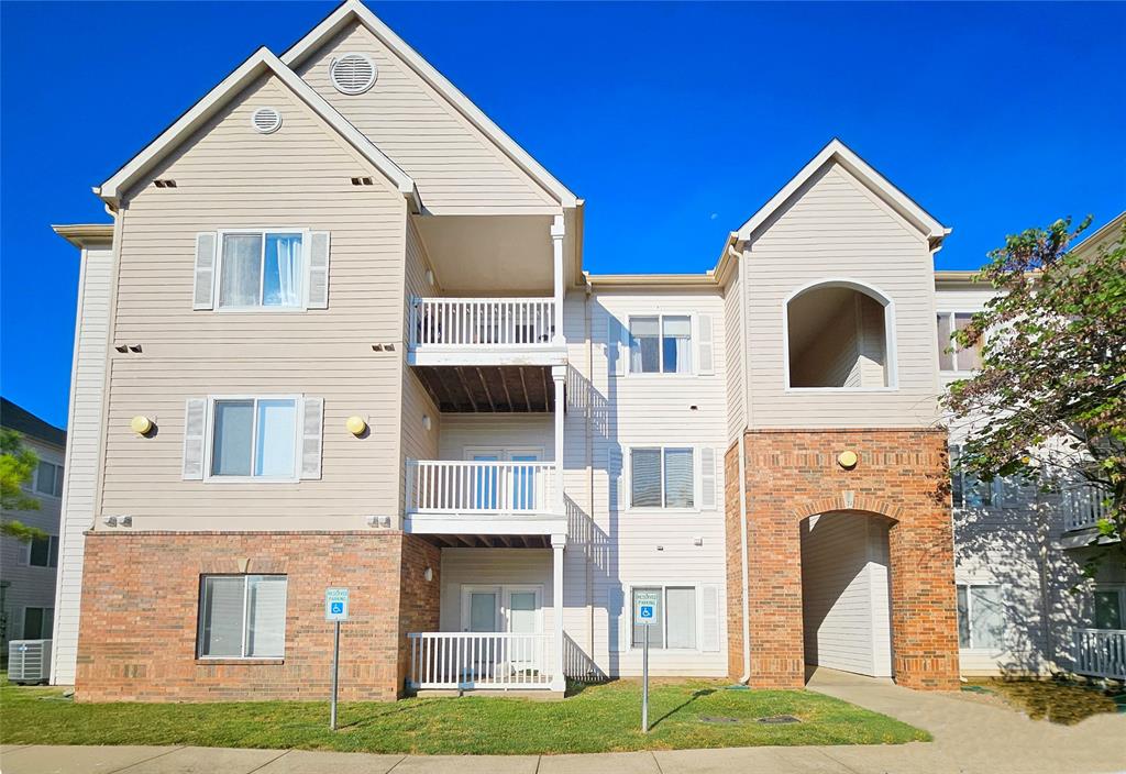 Spacious 4-bedroom unit in The Edge Condominium community, located very close to the OU campus. Each bedroom offers its own walk-in closet, private bathroom with tub/shower, and a keyed lock for added privacy. The shared kitchen includes a refrigerator, stove/oven, and dishwasher, with an adjoining living room providing plenty of space to relax. Washer and dryer are conveniently located inside the unit. Enjoy a balcony off the living area and ample parking nearby. Community amenities include a fitness center, basketball court, swimming pool, and jacuzzi for residents.