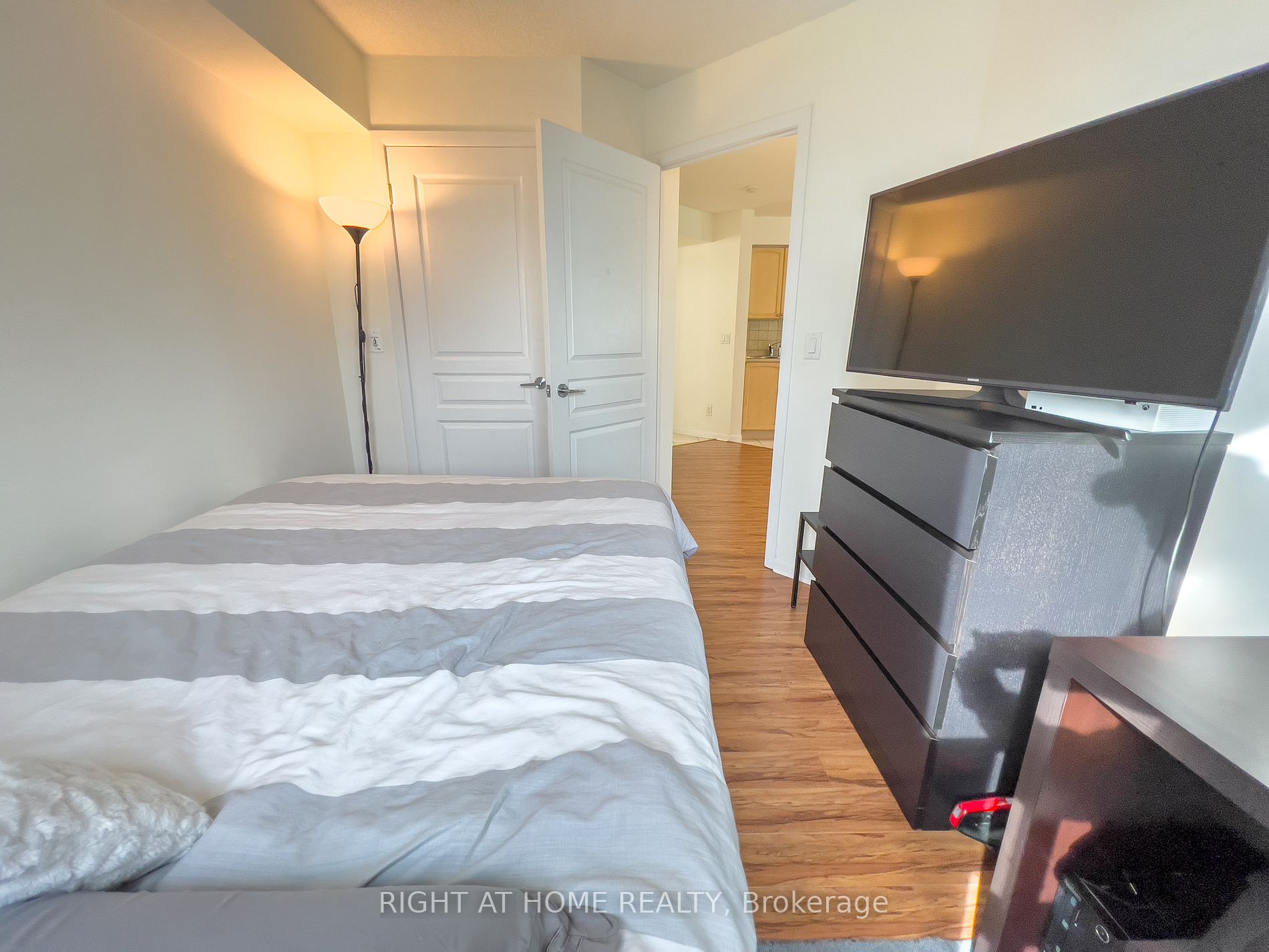 18 Yonge St 1405