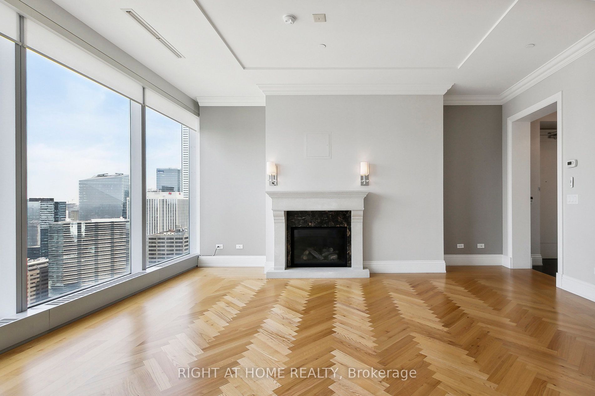 183 W Wellington St 3902