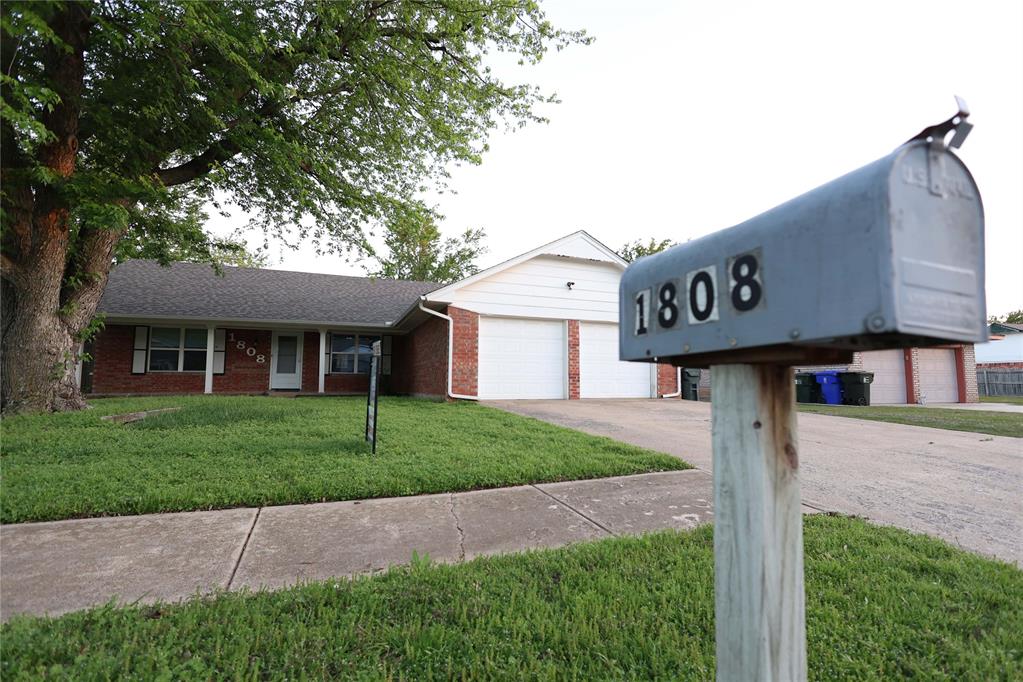 A 3 Bedroom, 2 Bathroom, 2 Car Garage home with approximately 1,504 Sq. Ft. Comes equipped with range, dishwasher, garbage disposal, washer/dryer hookups, central heat/air, and fenced backyard.Listing broker is an owner of the company that owns this home with real estate license #071687.Tenants pay Electric and Water.Pets Welcome (2 PET LIMIT):1 Pet - $300 Deposit + $25/mo Pet Rent2 Pet - $400 Deposit + $40/mo Pet Rent