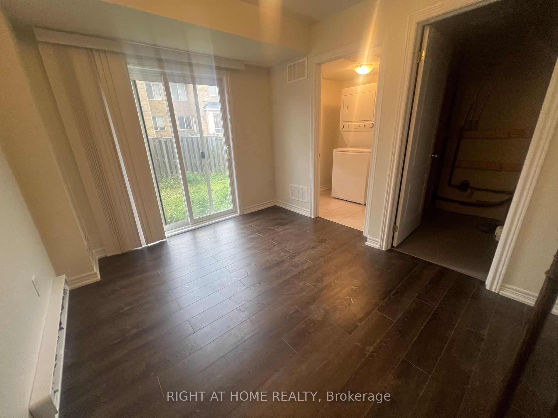 1352 E Granrock Cres
