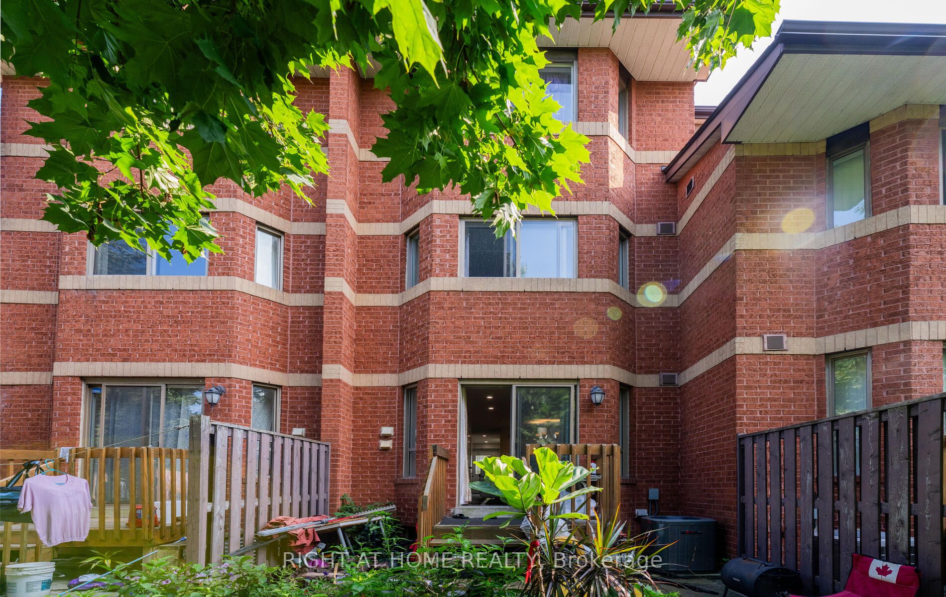 2472 E Eglinton Ave Th 19