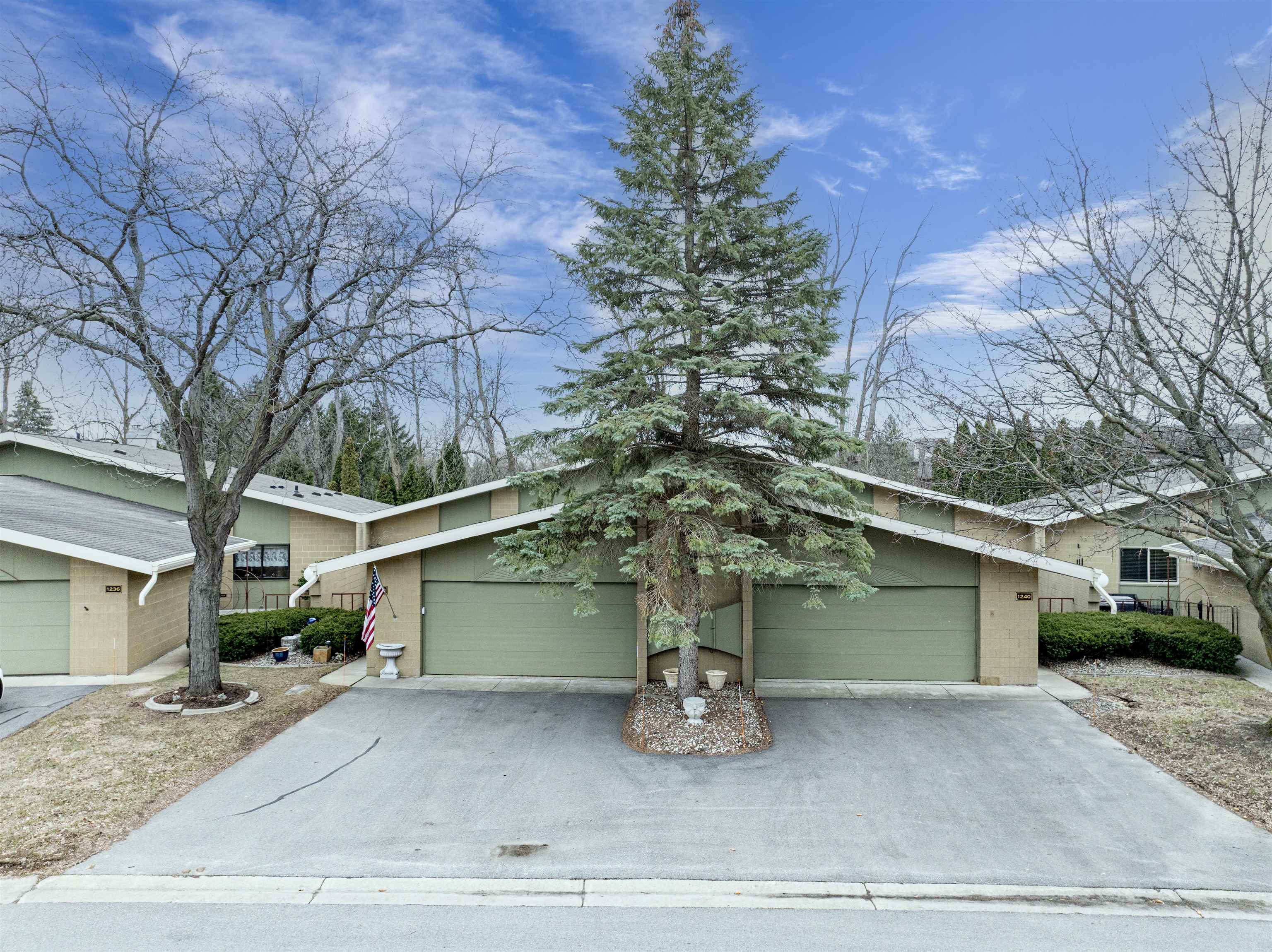 1238 W Nicolet Cercle