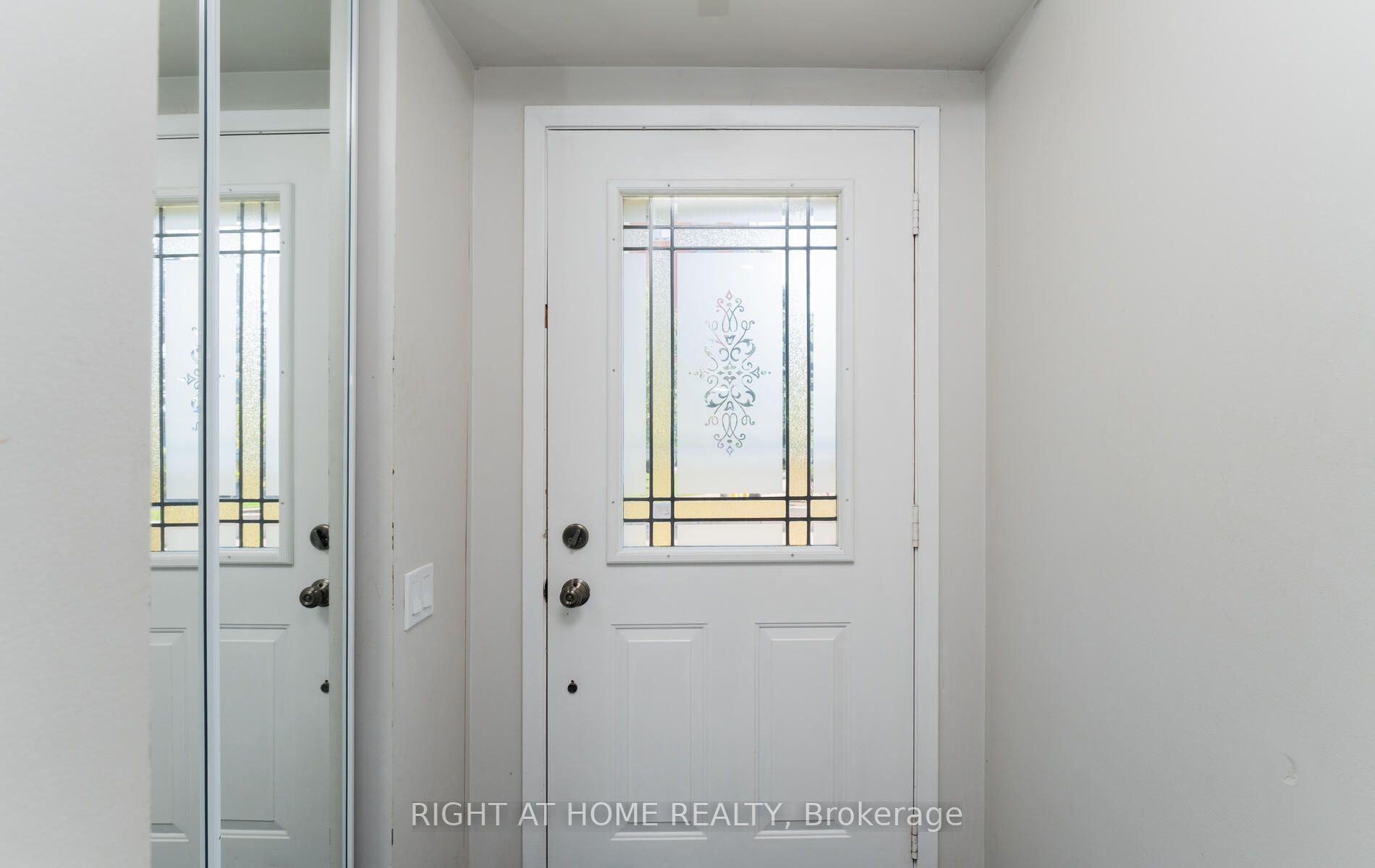 2472 E Eglinton Ave Th 19