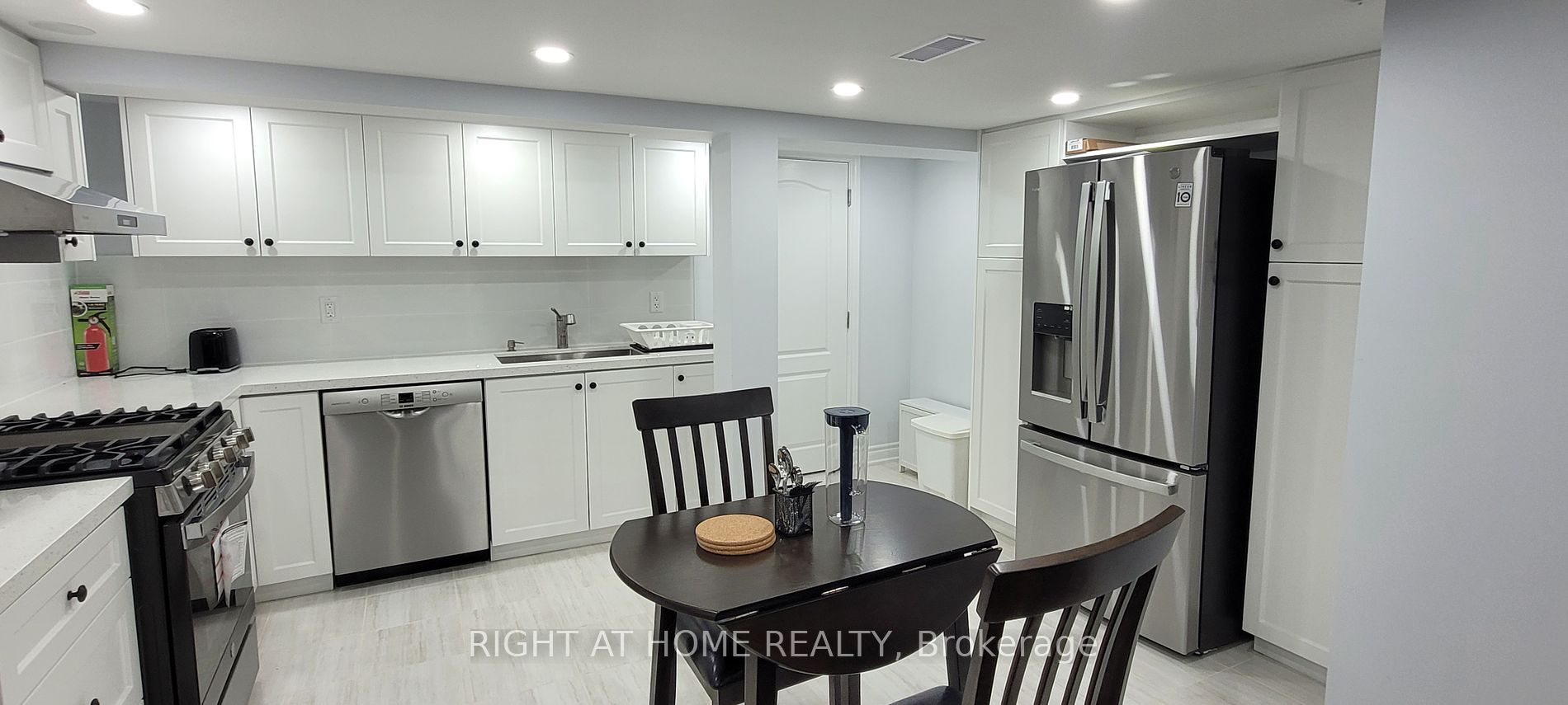 11 N Lesterwood Cres