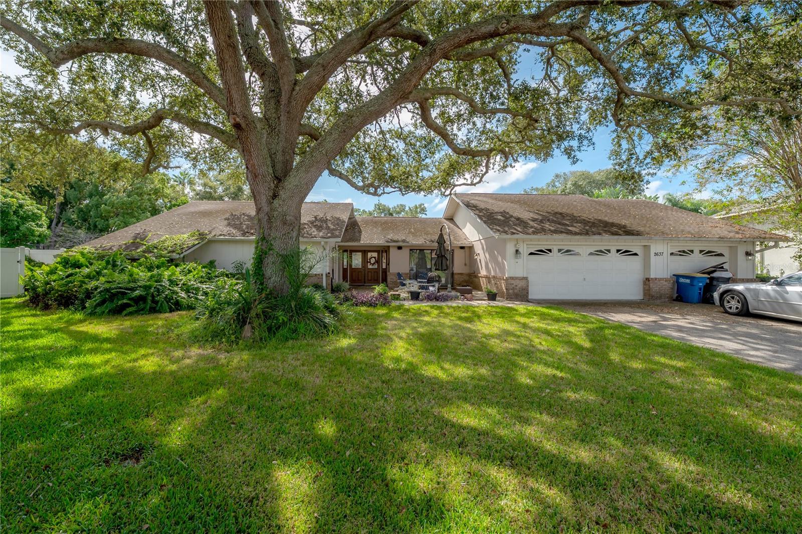 Investment Opportunity in Prime Location
2637 Westview presents an excellent opportunity for investors or homeowners looking to add value in an established neighborhood. Information on the property is limited. The interior shows potential and primarily requires cosmetic updates, however, all major systems and mechanics may need full replacement and/or servicing.
The property is situated on a large oversized lot and is surrounded by well-maintained homes. Ideal for renovation or redevelopment. Property being sold as-is.