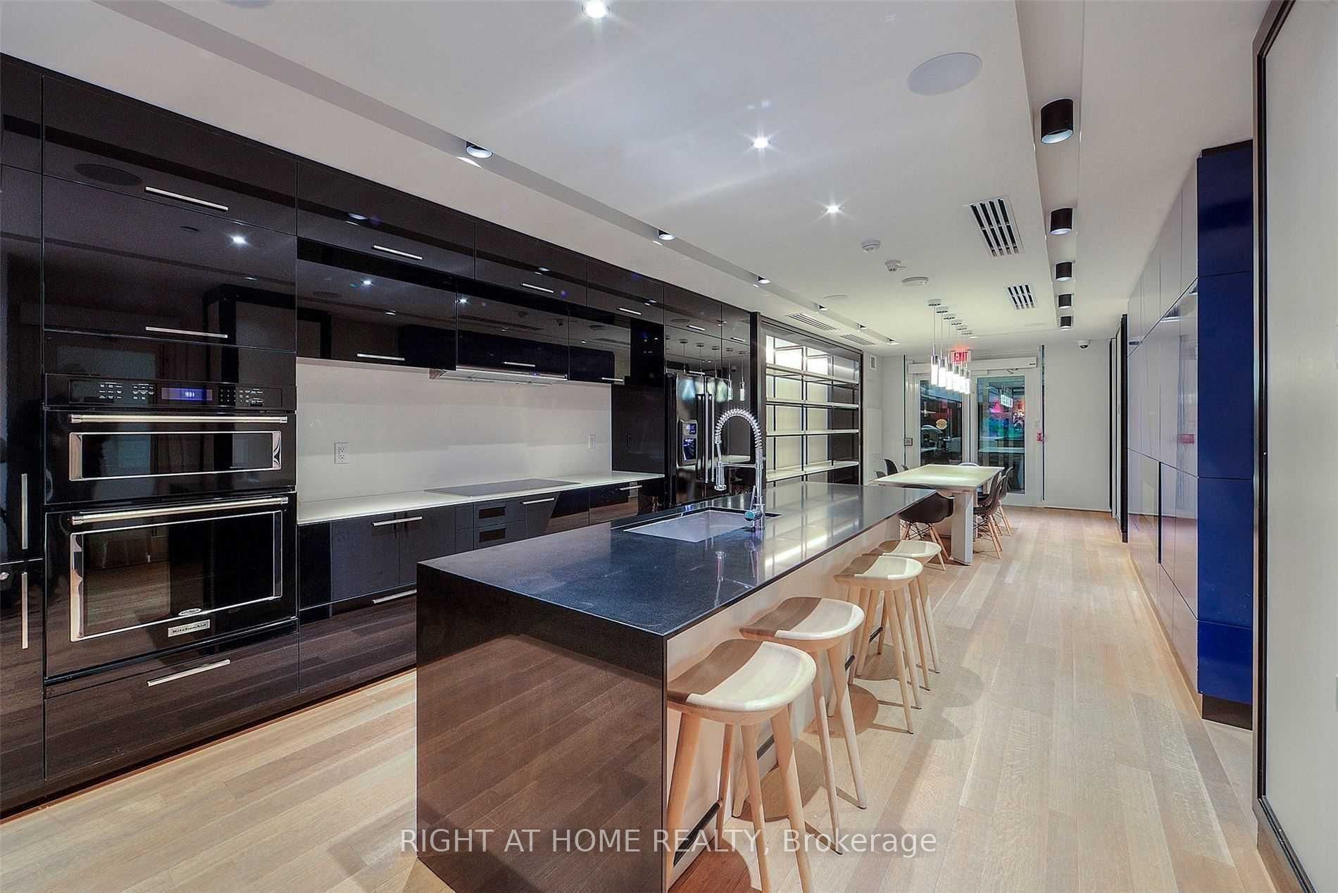 30 Roehampton Ave 1503