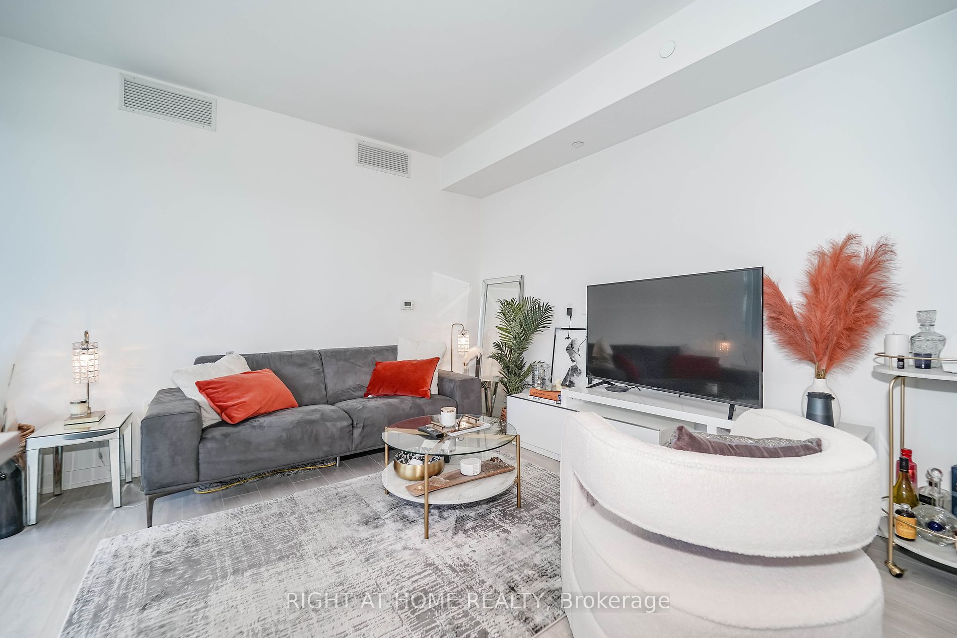 15 E Queens Quay 707