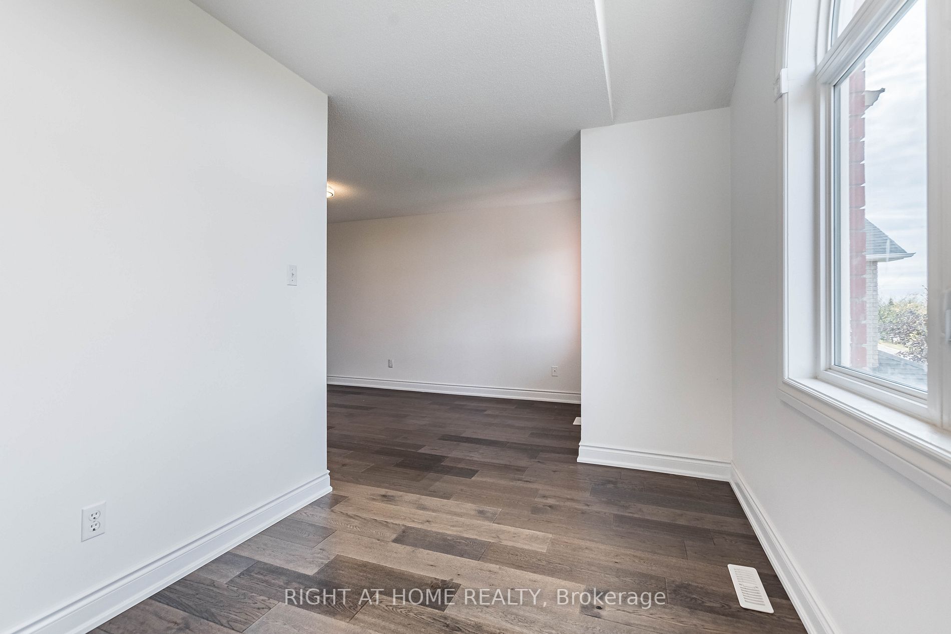 5579 Whitehorn Ave Upper