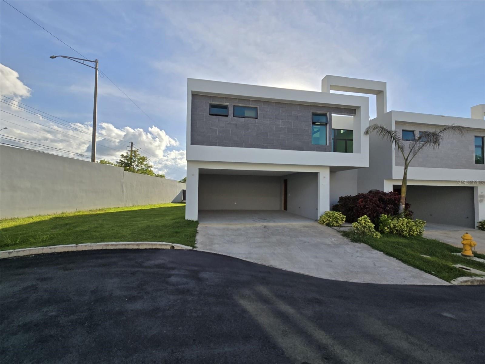 Located on a quiet cul-de-sac within the exclusive gated community of The Villas at Río in Residences at Río, Bayamón, this elegant two-story residence offers approximately 2,600 square feet of living space on a 325.48 square meter lot. The property features 4 spacious bedrooms, 4 full bathrooms, and 1 half bathroom, providing comfort, privacy, and functionality throughout. The home offers an open and modern layout ideal for everyday living and entertaining. Residents enjoy resort-style amenities including 24-hour security, clubhouse, swimming pool, fitness center, tennis and pickleball courts, basketball court, playground, and recreational areas. Conveniently located near major highways, schools, restaurants, shopping centers, and hospitals. Equal Housing Opportunity.