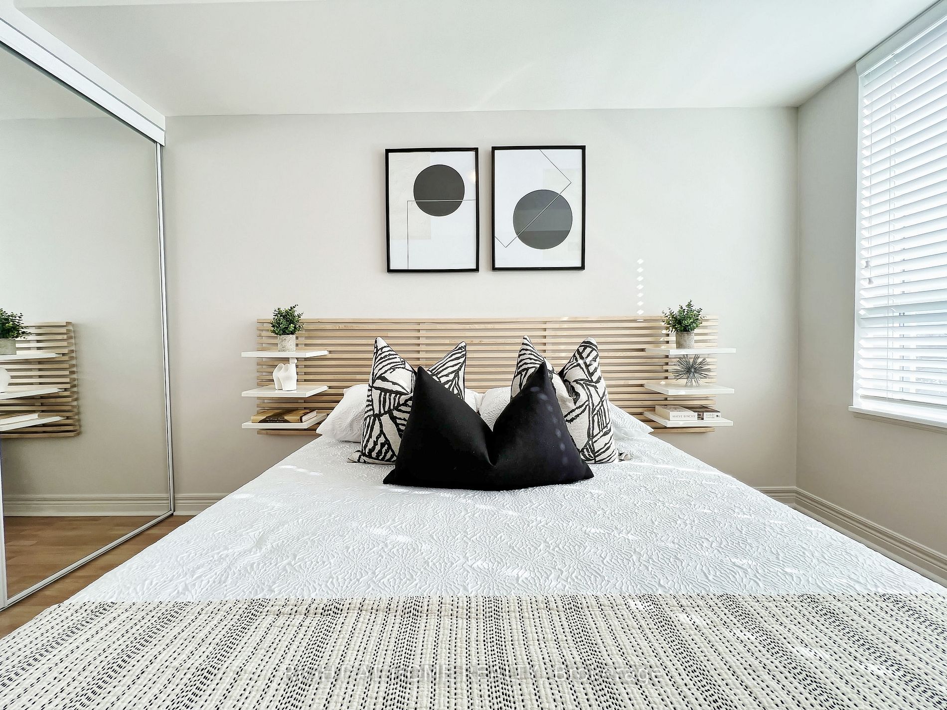 212 E Eglinton Ave 502