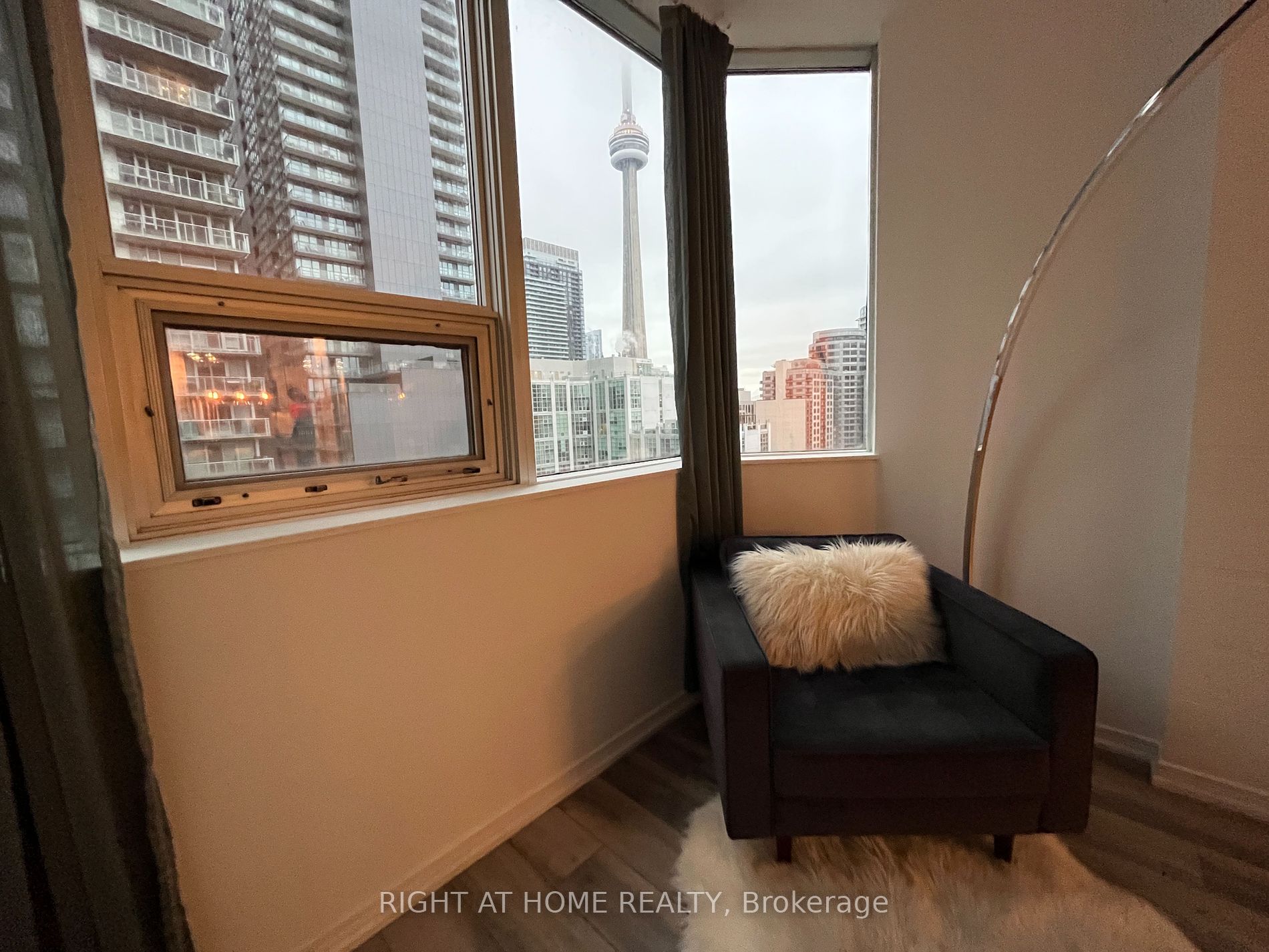 393 King St 1106