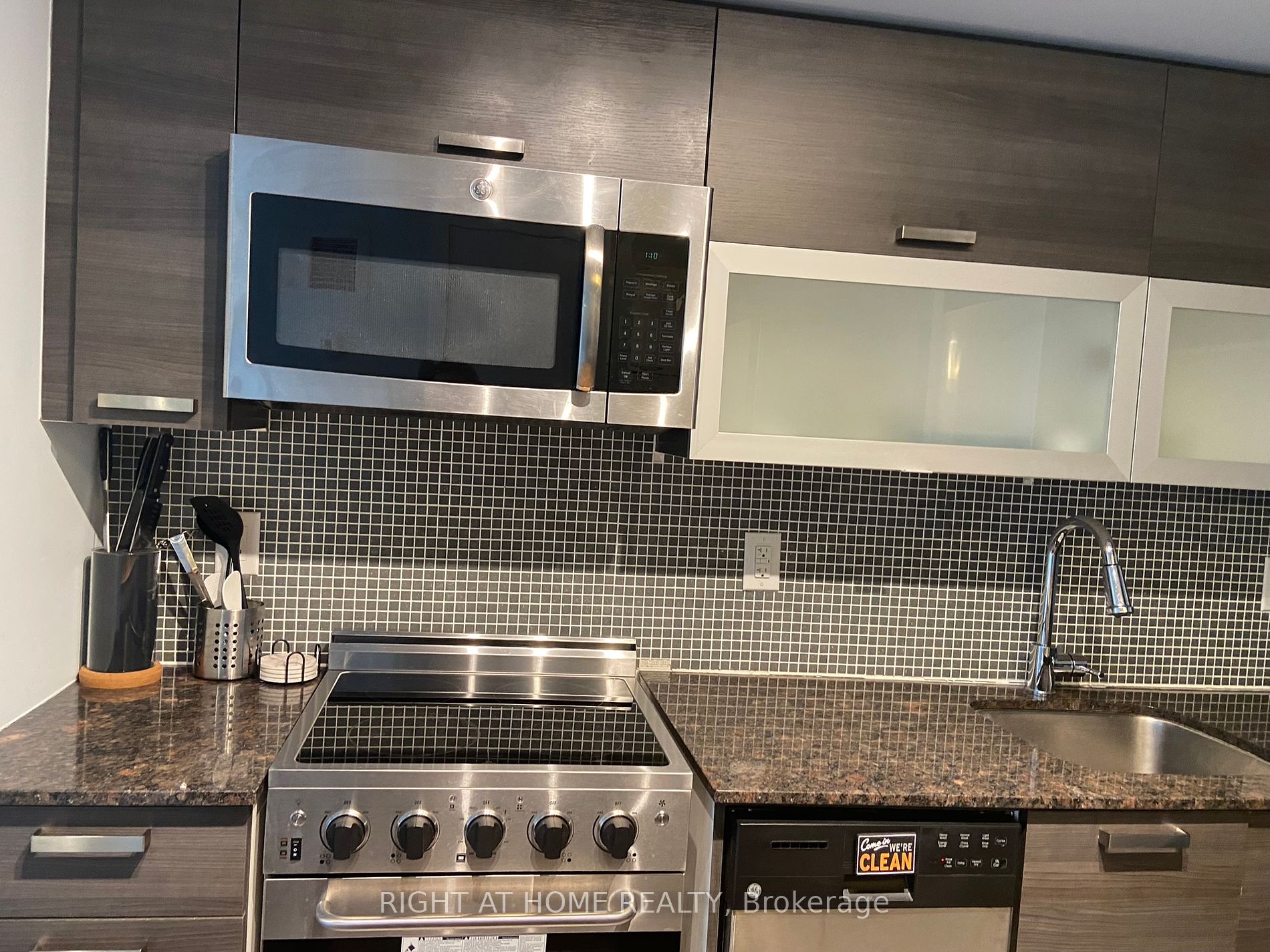 36 Lisgar St 1617