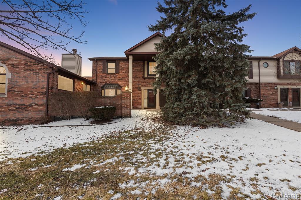 This beautiful, spacious Condominium located in the award winning Rochester School District offers Rochester High School (10/10 GreatSchools Rating) and Reuther Middle School. There are 2 bedrooms and 3 full bathrooms. The primary bedroom has a walk-in closet and an ensuite primary bathroom. There is an ample kitchen on the main floor great for chefs and a second kitchen in the basement. You will enjoy the fireplace in the living room that boasts high ceilings and lots of natural sunlight. Additionally, there is new flooring across the main floor and new carpet throughout the basement. The main floor also includes a washer and dryer. Owners enjoy access to pools, tennis, the club house, and golf. Enjoy this great neighborhood where you will find abundant parks, biking trails, shopping and a top rated school district!