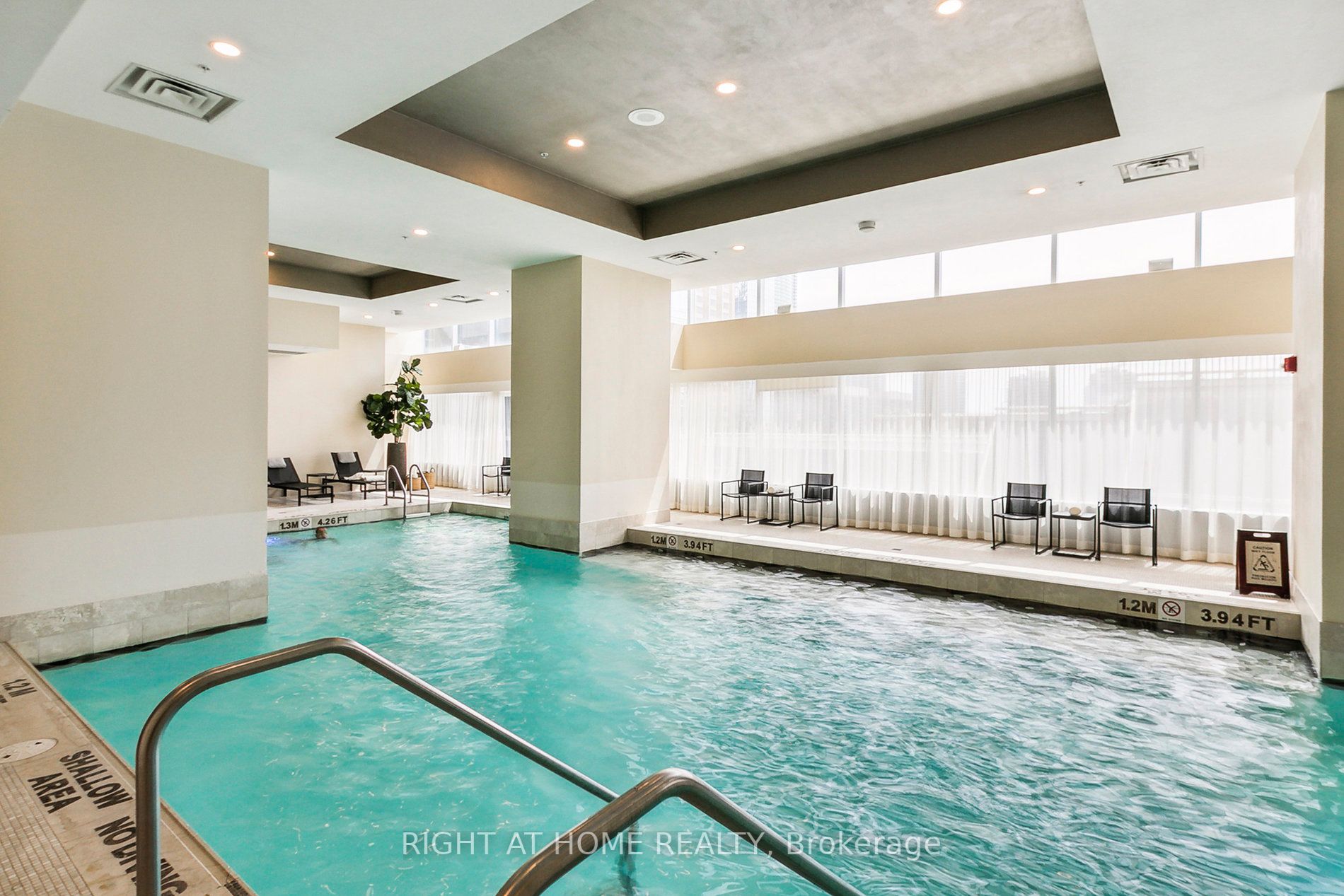 183 W Wellington St 3902